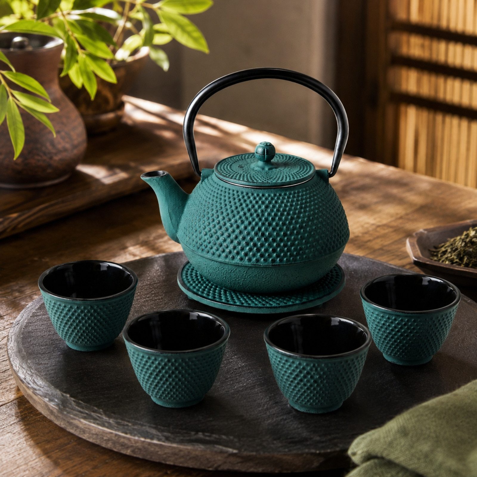AROMELIO Wasserkocher Gusseisen Teekanne mit Sieb, Tassen und Untersetzer SONO, 1,2 l