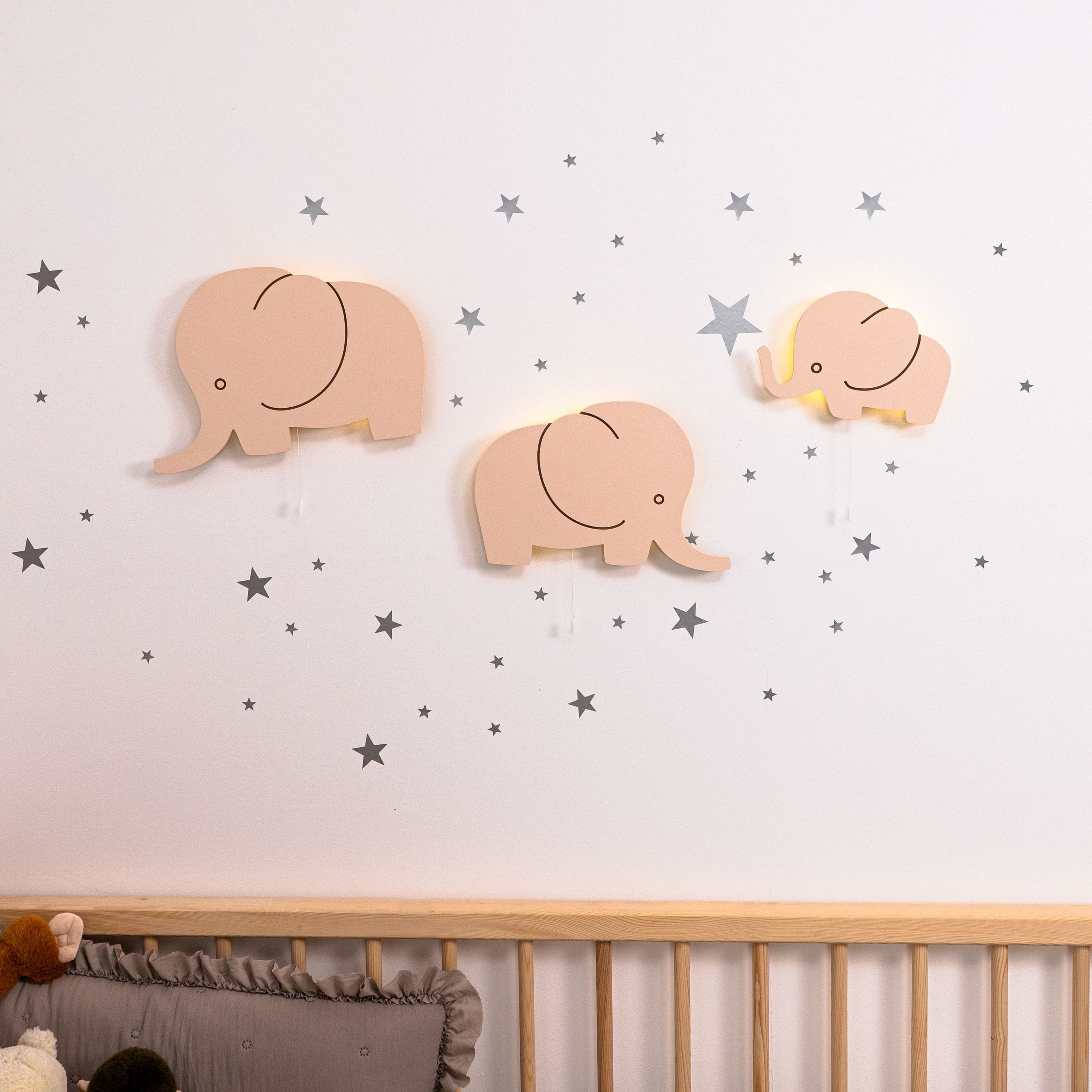 COZYCOLLECTIONS LED Wandleuchte Handbemaltes LED-Wandnachtlicht „ Elefantenbaby in Holzoptik, LED, Warmweiß, Montessori: sanftes Licht & Schalter fördern Selbstständigkeit