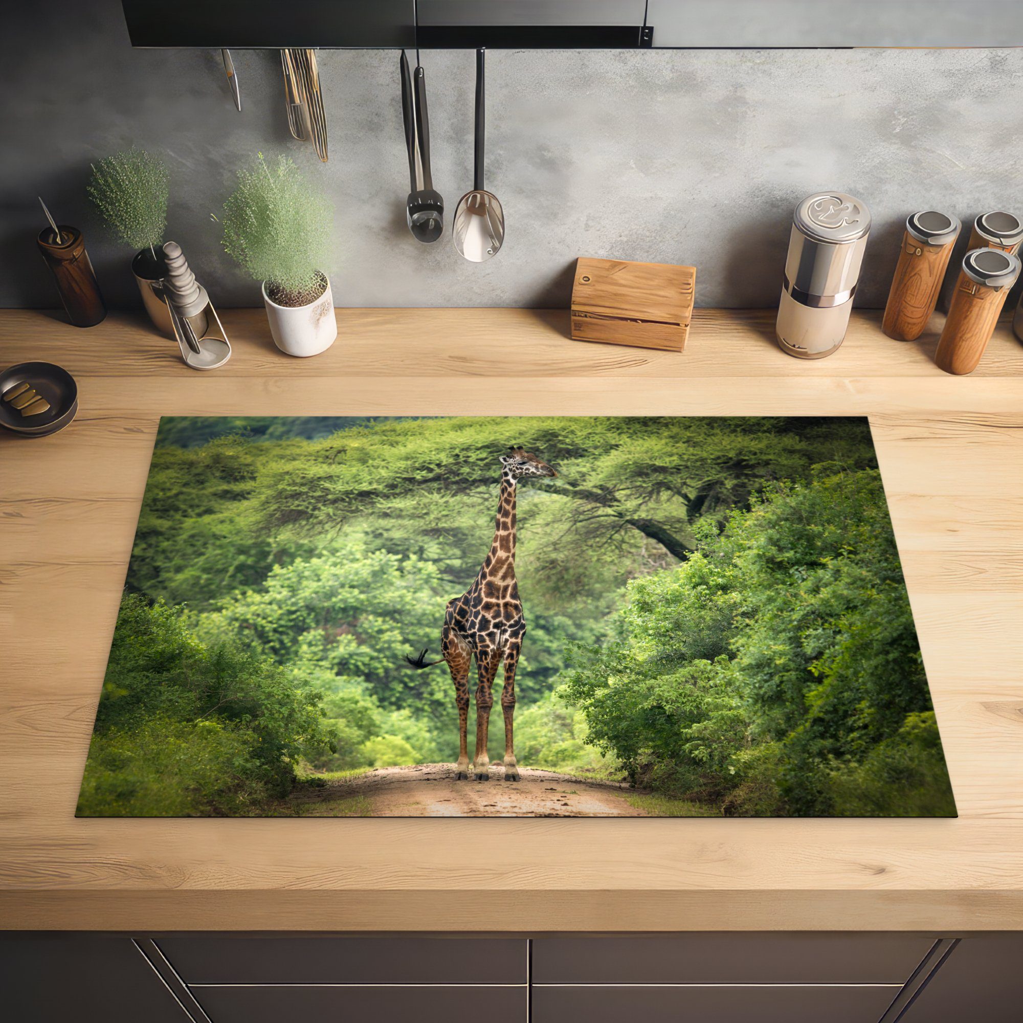 81x52 cm, Giraffe Ceranfeldabdeckung küche, Vinyl, Schutz die MuchoWow tlg), Natur - Herdblende-/Abdeckplatte Bäume, (1 für - Induktionskochfeld