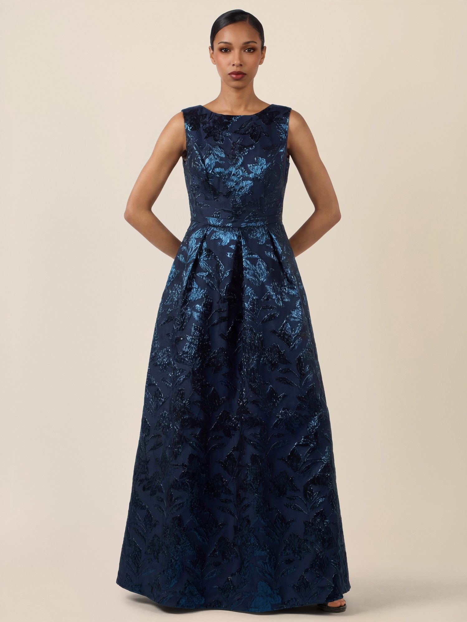 Apart Abendkleid mit floraler Struktur und Glanzfinish