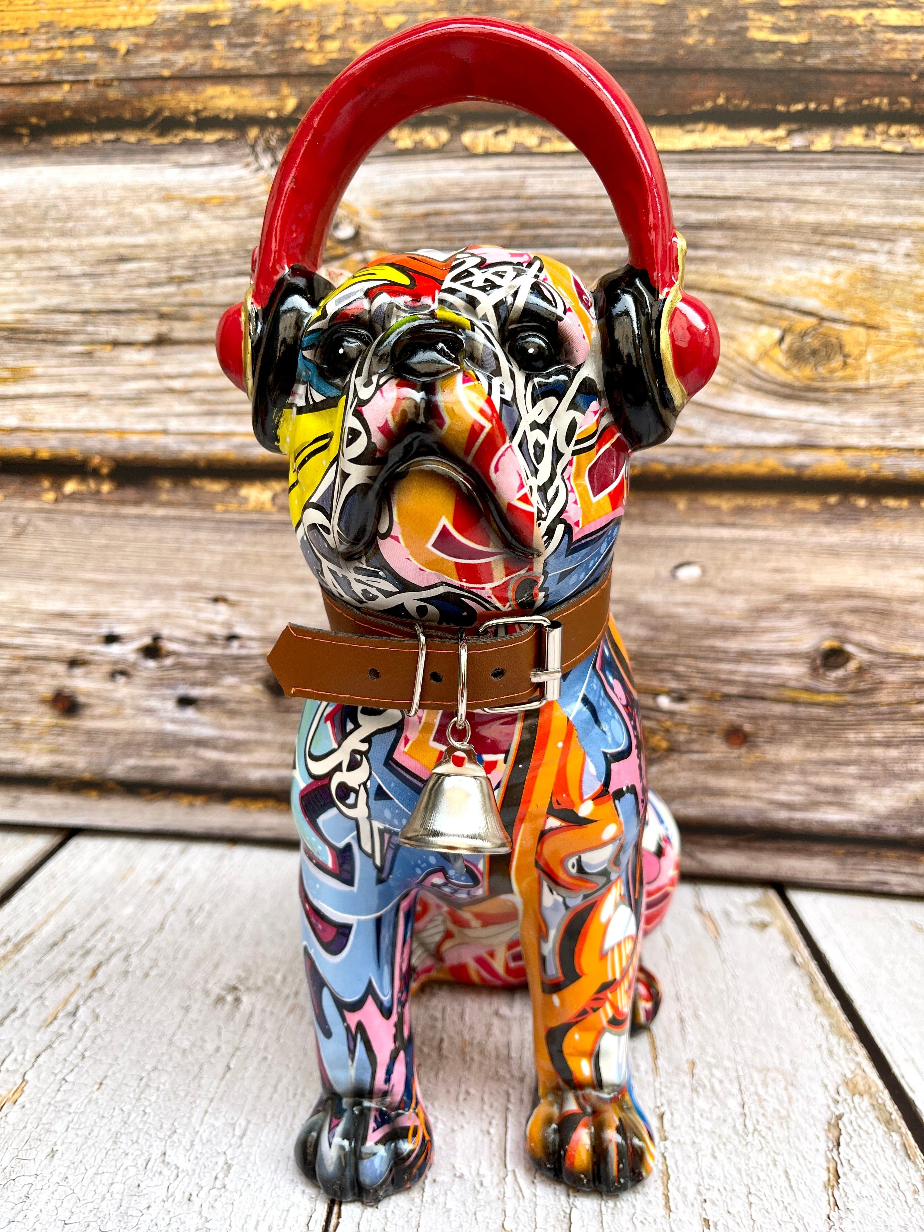 Dekoobjekt Pop Art Bulldogge Mops – Sitzendes Graffiti-Design mit Halsband, Glock