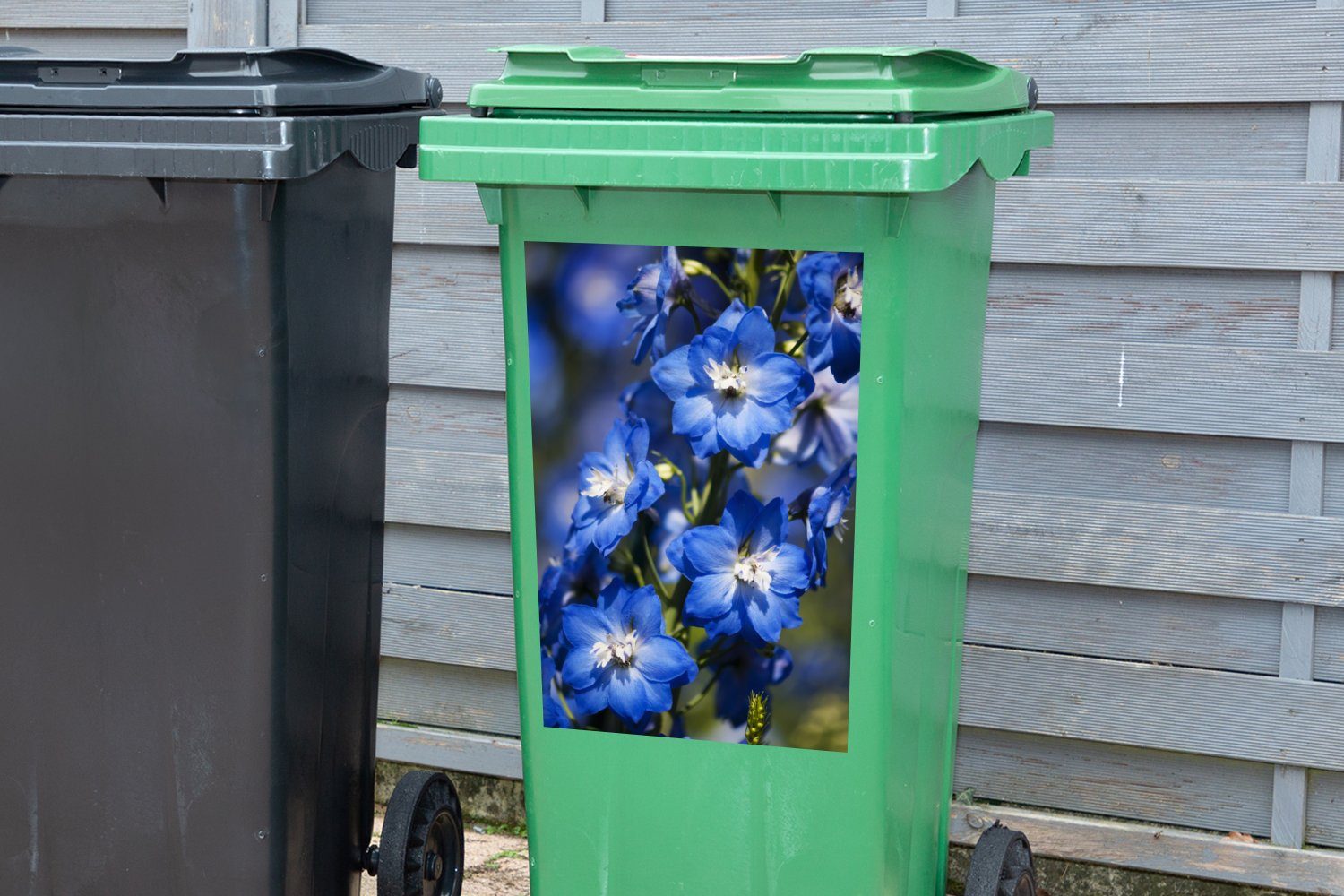 Abfalbehälter in Sommer Mülleimer-aufkleber, Blüte Sticker, im (1 Container, Blauer Rittersporn Mülltonne, MuchoWow Wandsticker St),