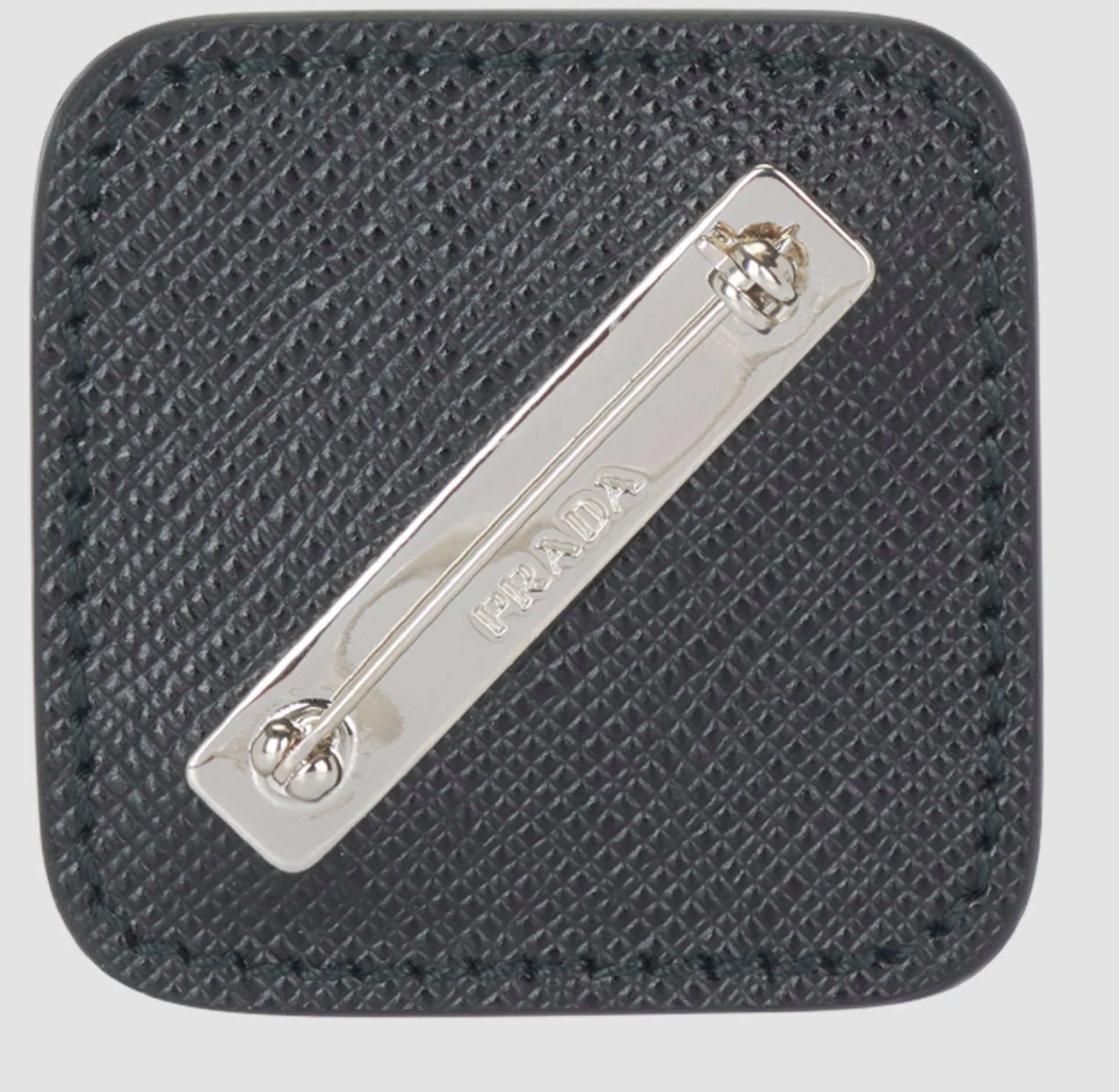 PRADA Anstecknadel Logo Brosche Pin Patch Neu, Lieferung mit Box mit Echtheitskarte und Etikett