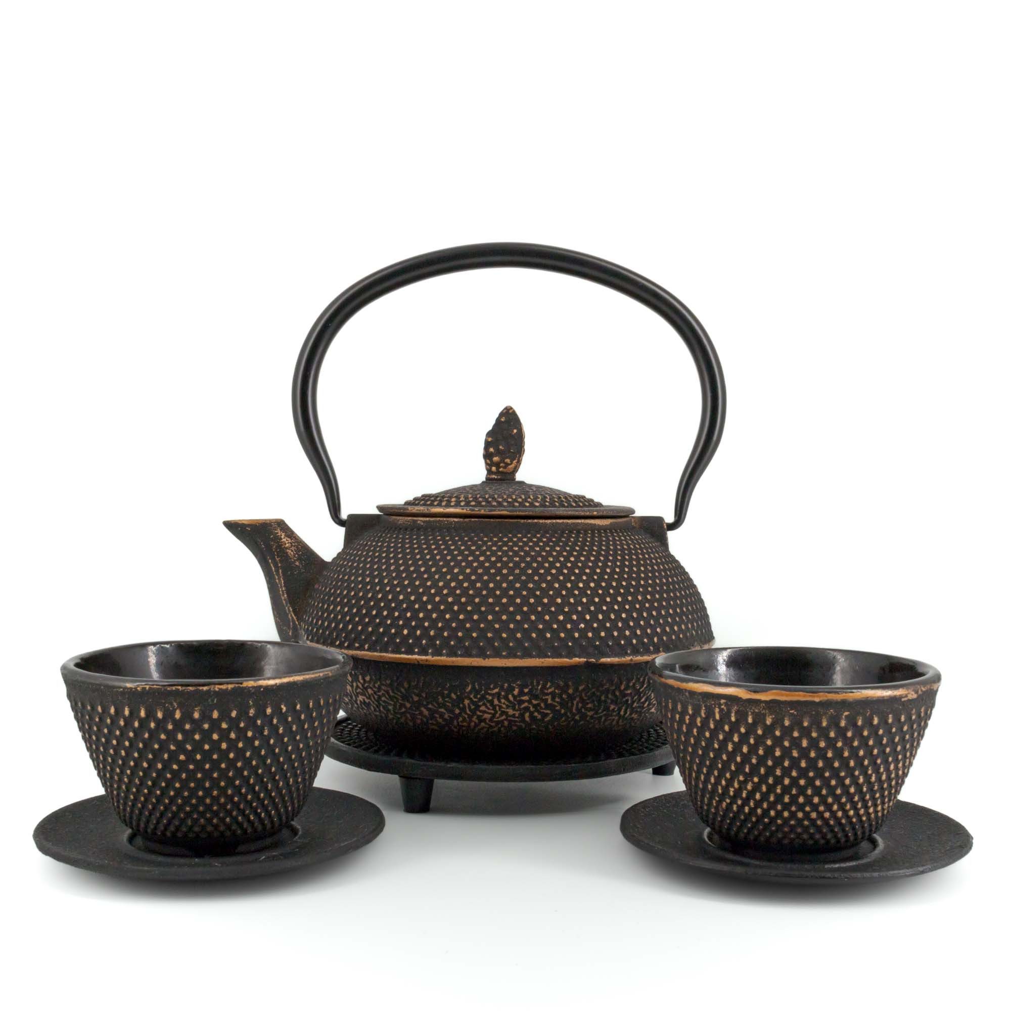teayumi Teekanne ARARE Tetsubin Komplett-Set Gusseisenkanne 900 ml Schwarzgold, 0.9 l, (Komplett-Set, 8-teilig), mit herausnehmbaren Edelstahlsieb, mit Henkel