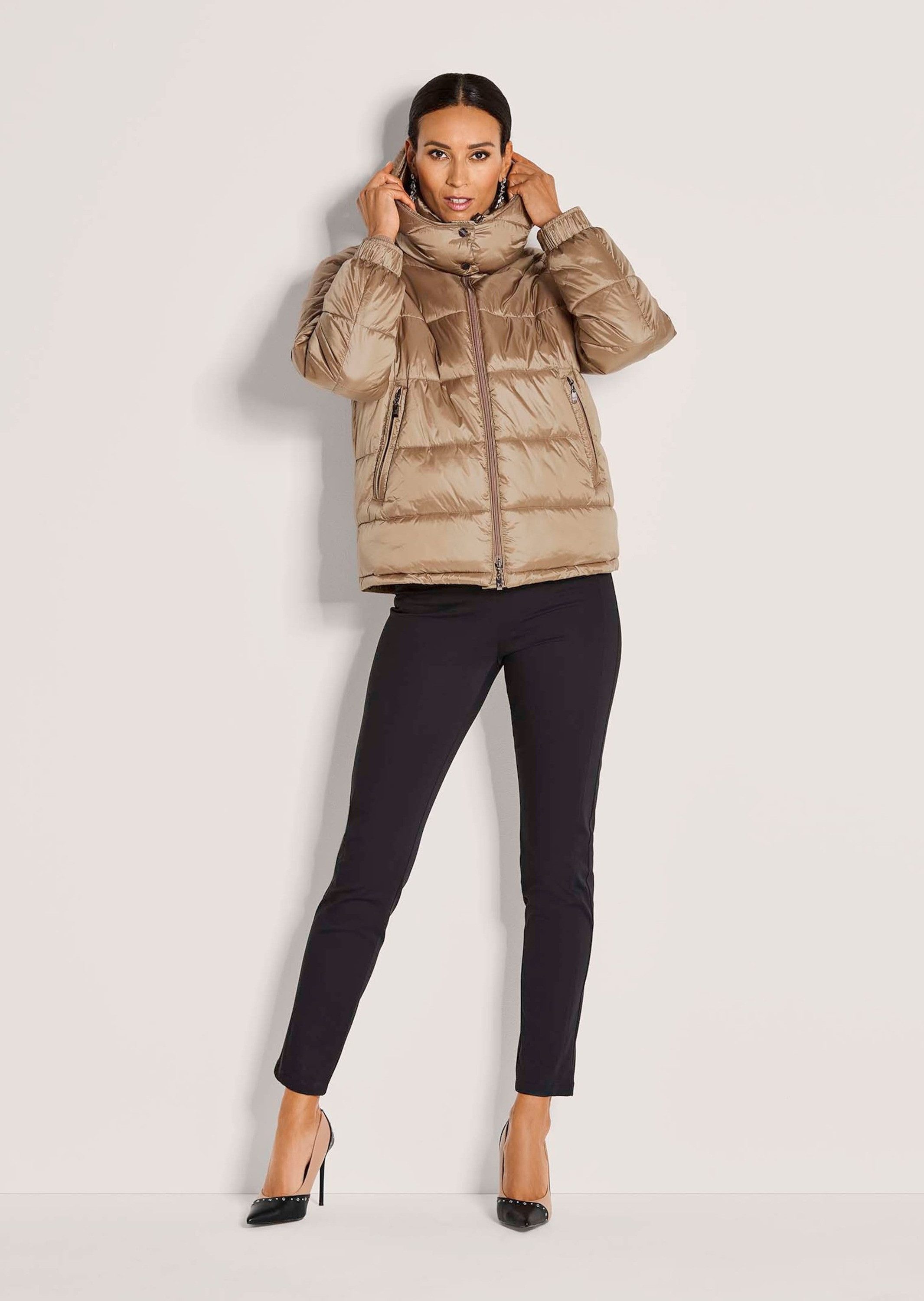 MADELEINE Outdoorjacke Elegante Steppjacke mit Glanzeffekt Stehkragen, abnehmbare Kapuze, Langarm