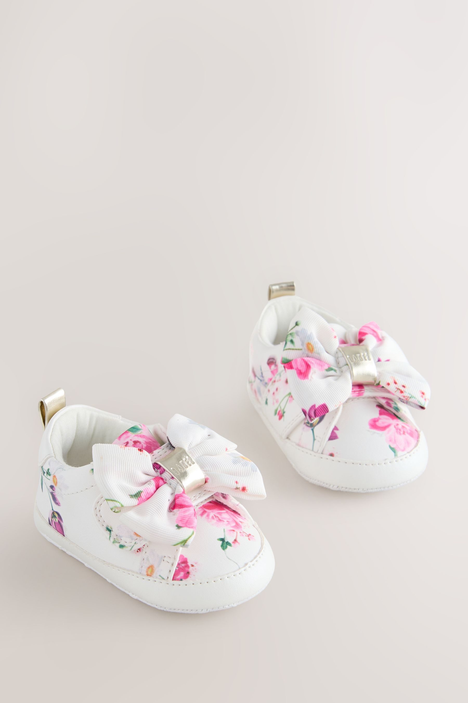 Baker by Ted Baker Baker by Ted Baker Babyschuhe mit Organzaschleife Sneaker – Bild 5 von 5