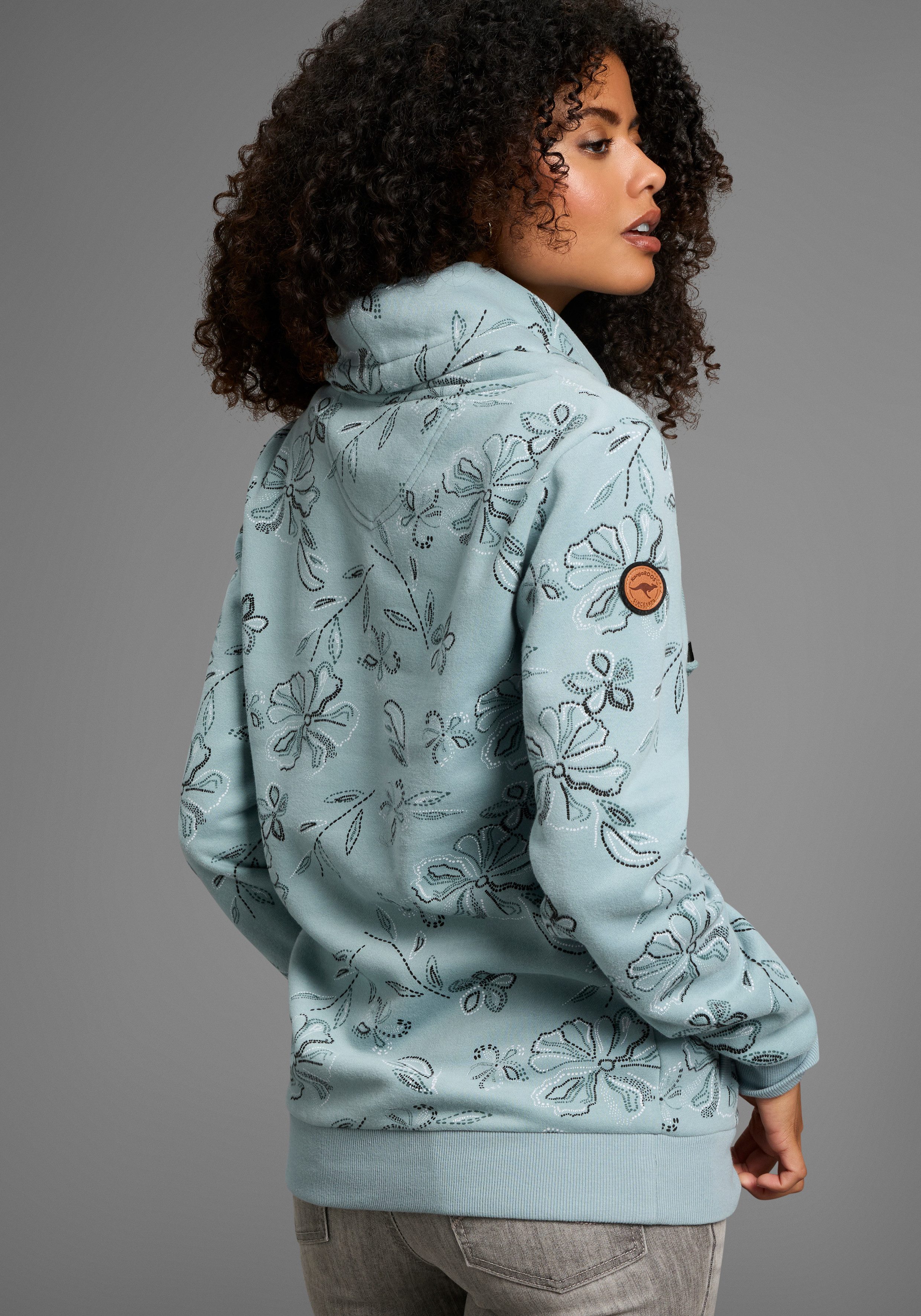 KangaROOS Sweatshirt mit hohem Stehkragen, hüftbedeckende Länge, figurumspielende Passform – Bild 2 von 5