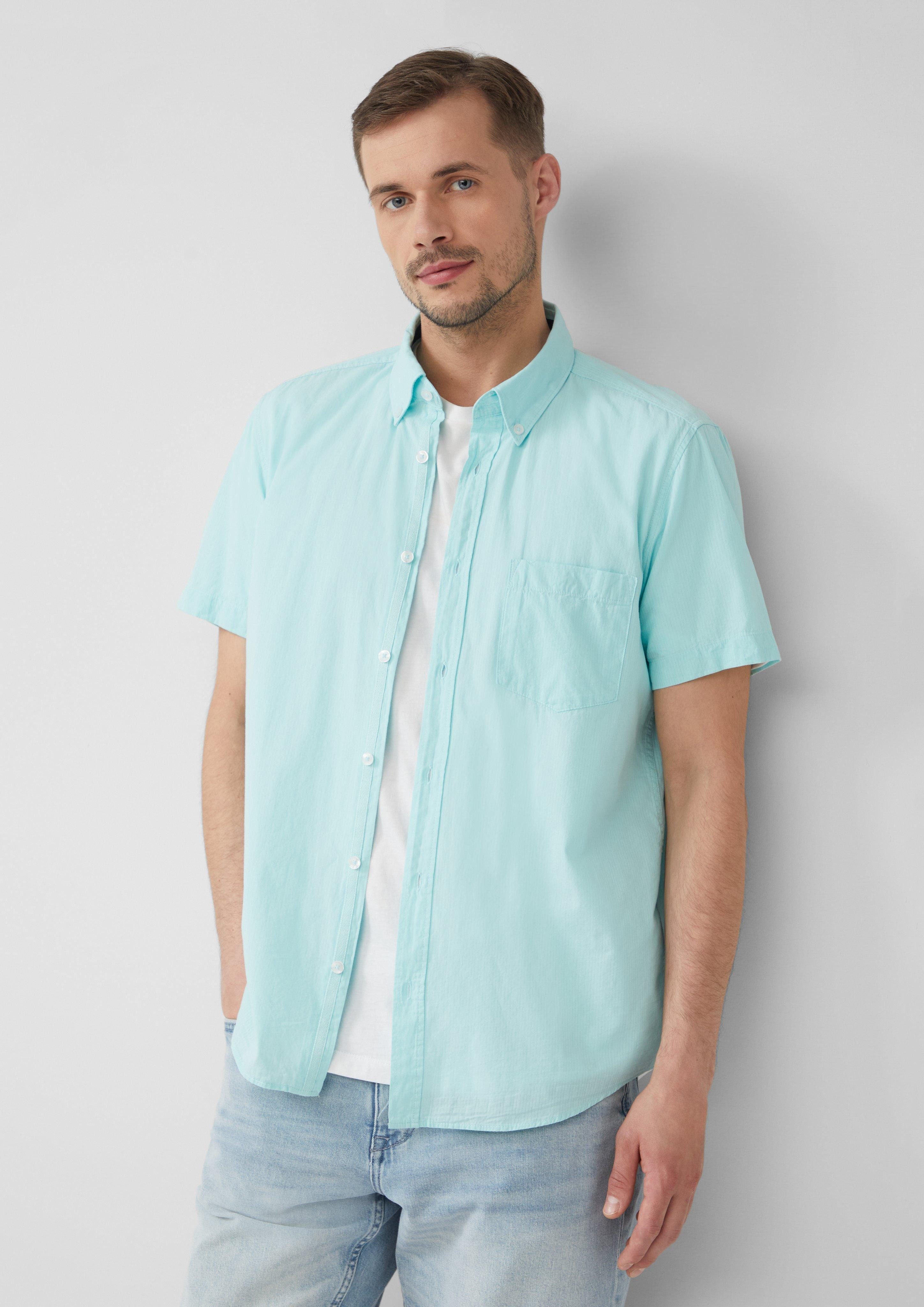 Kurzarmhemd Regular Fit: Kurzarmhemd mit Struktur-Streifen und Button-Down-Kragen
