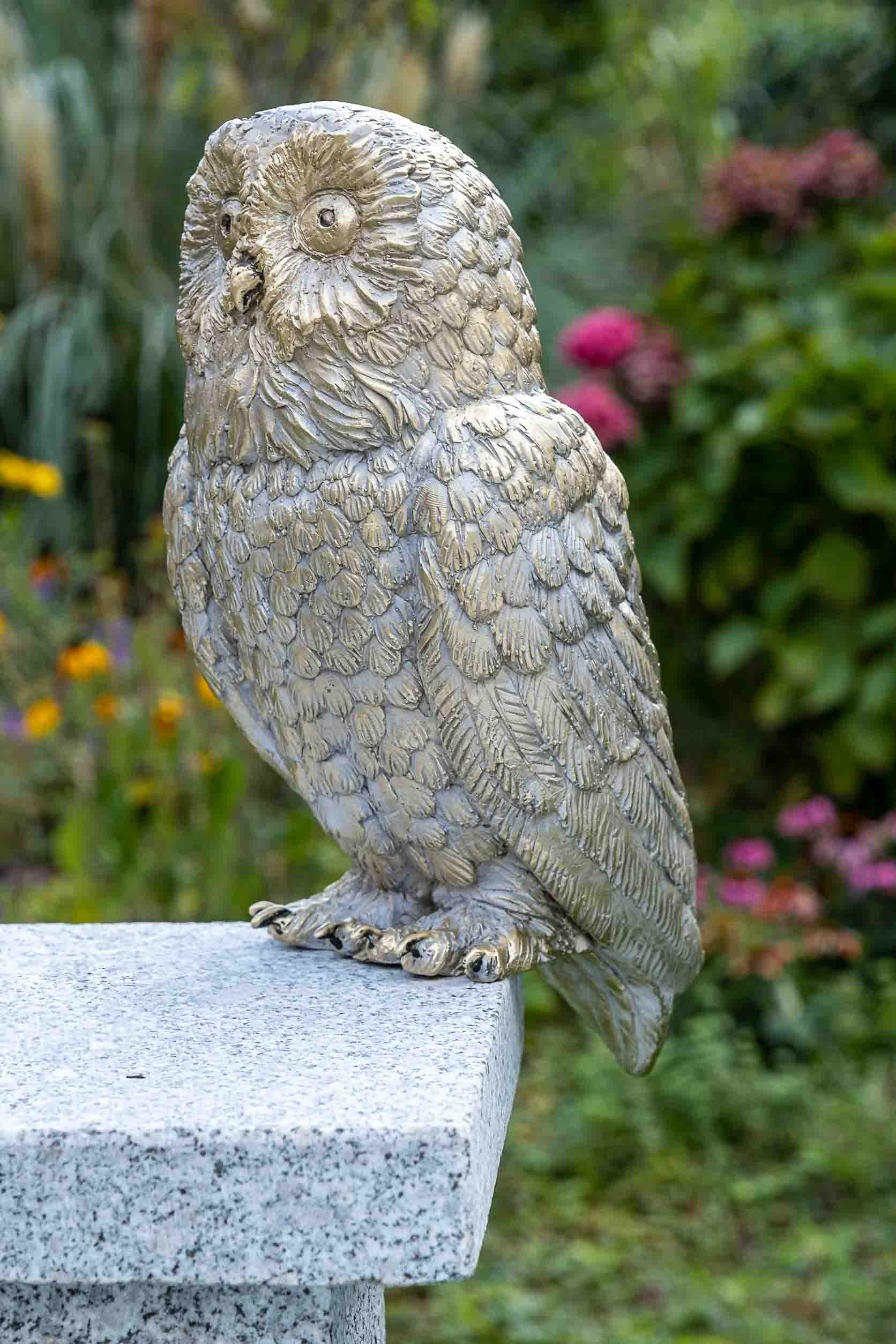 IDYL Gartenfigur gegen Baby patiniert. Rottenecker – Bronze-Skulptur Hand in Schnee-Eule Modelle robust in sehr und Bronze Wachsausschmelzverfahren Langlebig – werden – von Die weiß, Frost, witterungsbeständig Bronze und gegossen IDYL UV-Strahlung. Regen