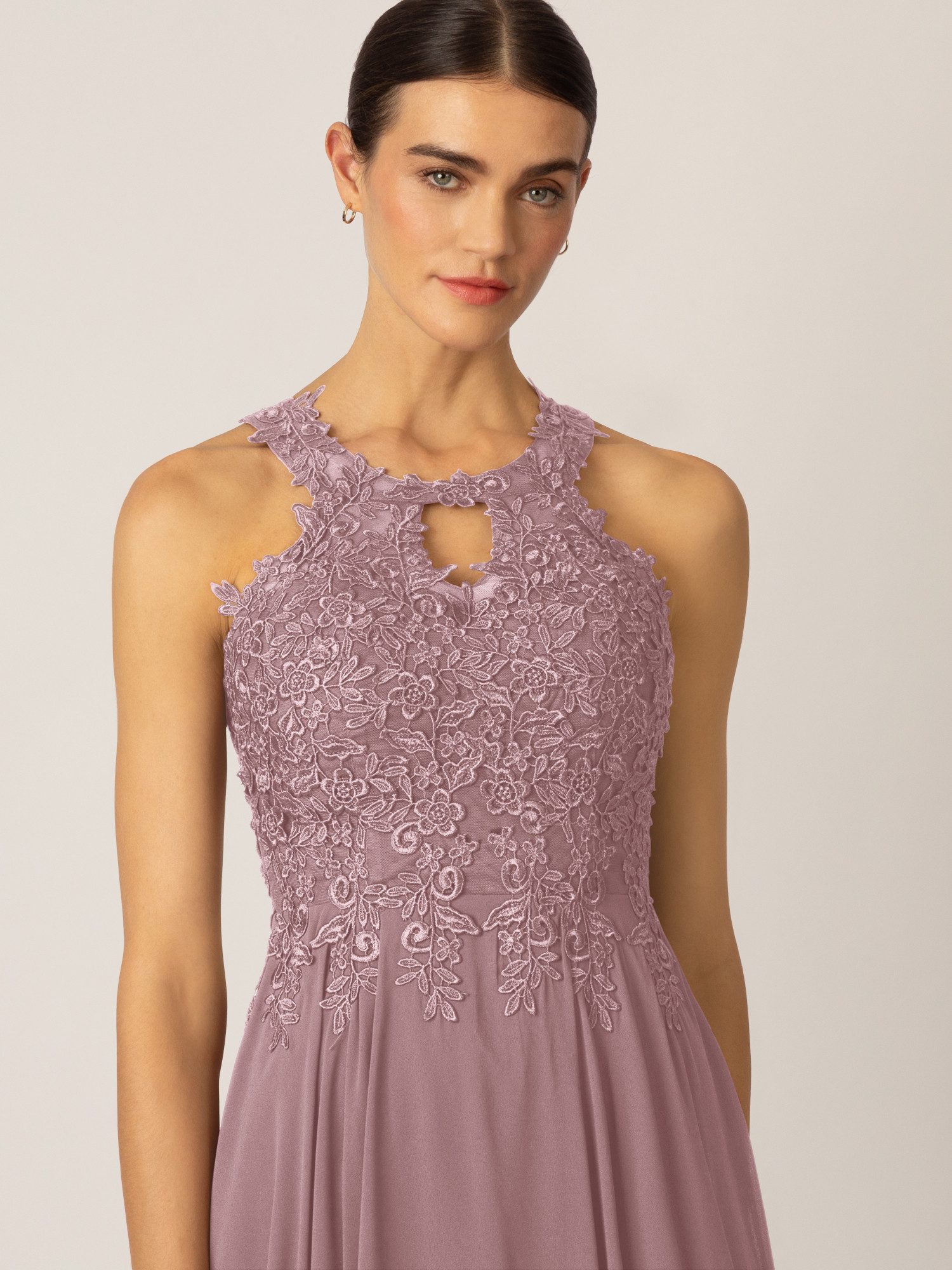 Apart Cocktailkleid aus einer Plastischen Spitze und Chiffon