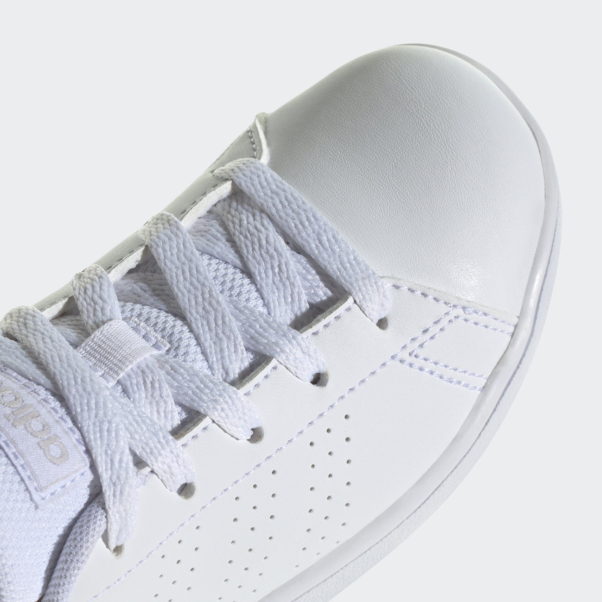 adidas Sportswear des Smith LIFESTYLE adidas auf Design white ADVANTAGE Sneaker LACE den Stan COURT Spuren