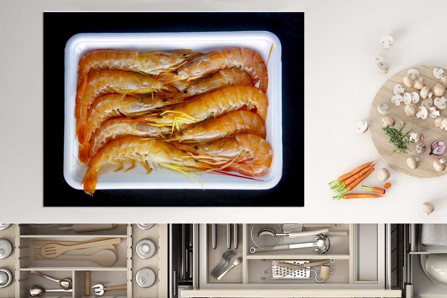 Shrimps in nutzbar, Mobile MuchoWow cm, Arbeitsfläche Vinyl, rohe tlg), liegen Tablett, Herdblende-/Abdeckplatte einem (1 weißen 70x52 Argentinische strukturiert Ceranfeldabdeckung