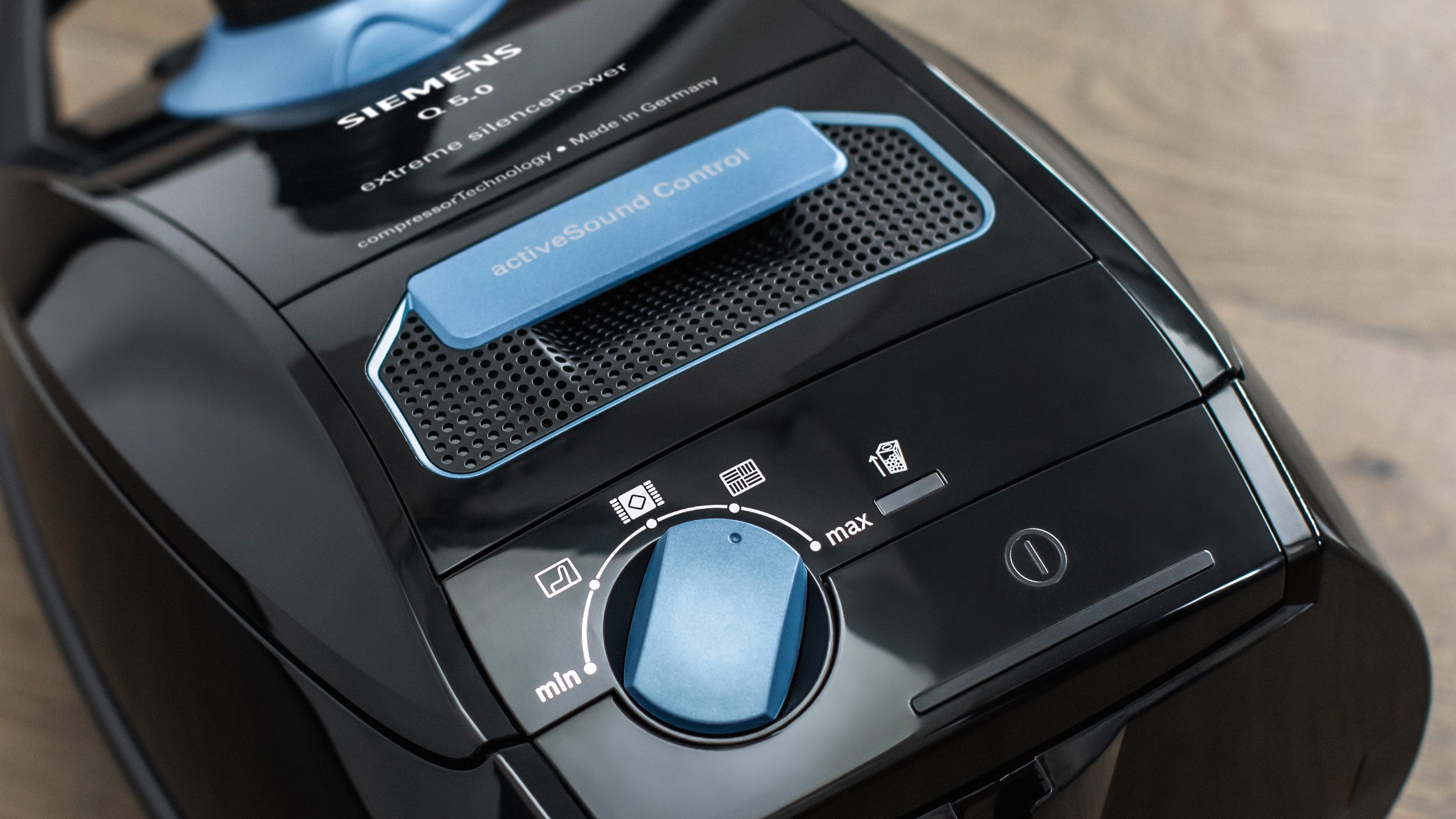 SIEMENS Bodenstaubsauger Q 5.0 extreme silencePower VSQ5X1232, Made in Germany, Hygiene-Filter, mit Beutel, hohe Saugkraft, integriertes Zubehör, langes Kabel, leise, schwarz