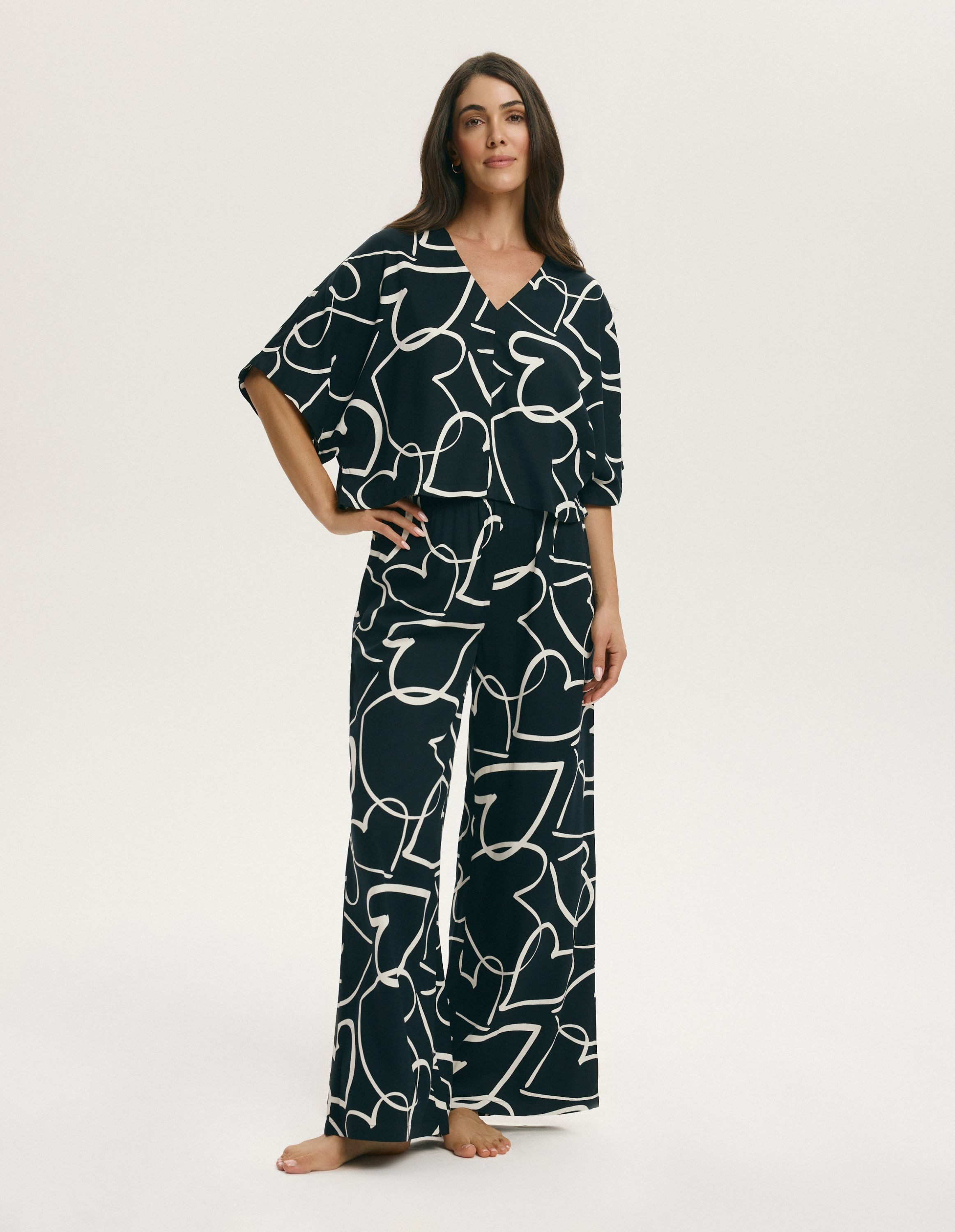 ESOTIQ Pyjama Pyjama Set Paris Kurzarm V-Ausschnitt Viskose Herzprint bequem elegant (2 tlg)