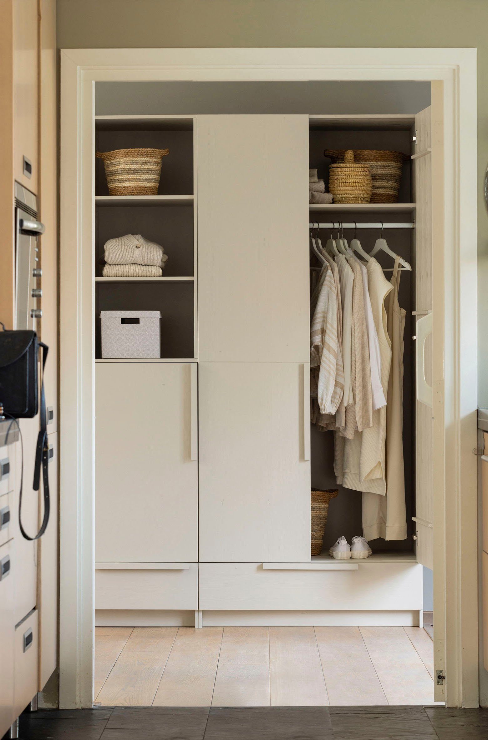 WOOOD Kleiderschrank Pure FSC®-Kiefernholz lackiert mit Soft-Close und Kleiderstange H 215 x B 95 x T 60 cm, Tragkraft 10 kg pro Boden, pfleigleicht
