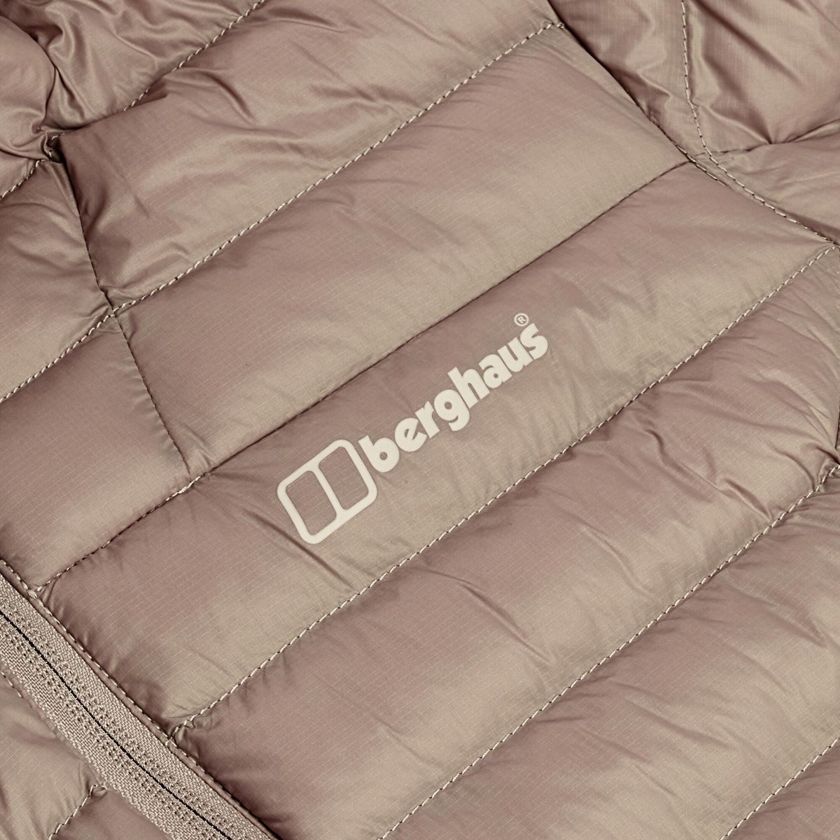 Berghaus Outdoorjacke W Trail-nomad Synthetic Jacket Leichte Damenjacke mit recycelter Isolierung, verstellbarer Kapuze
