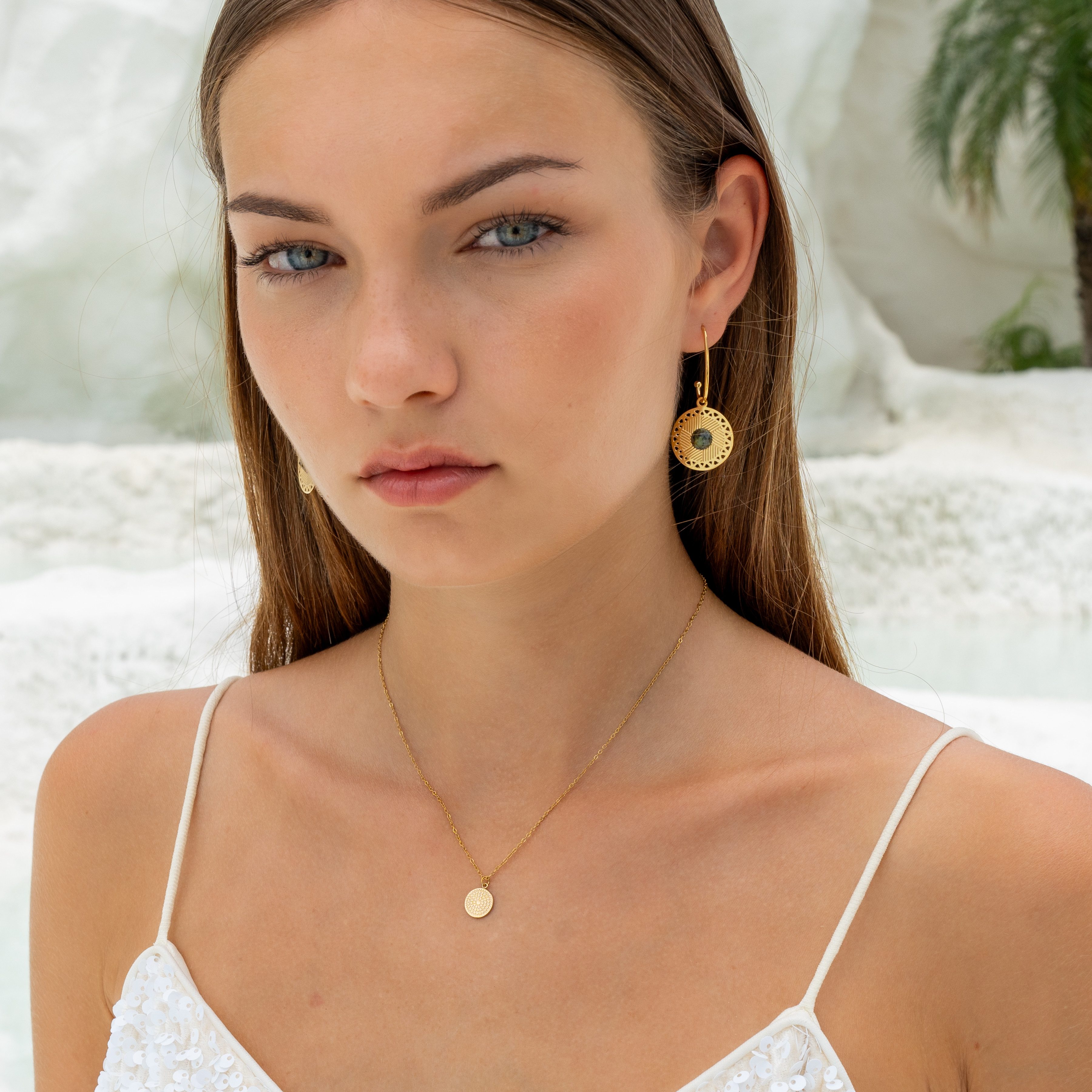Made by Nami Charm-Kette Damen Halskette goldfarben mit Sonnenanhänger Boho-Stil verstellbar, aus Edelstahl – wasserfest – hypoallergen – sommerlich