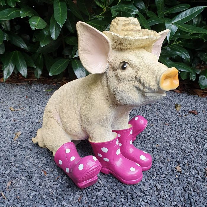 Aspinaworld Gartenfigur Sitzende Schweine Figur mit Hut und Brombeere Gummistiefel 30 cm