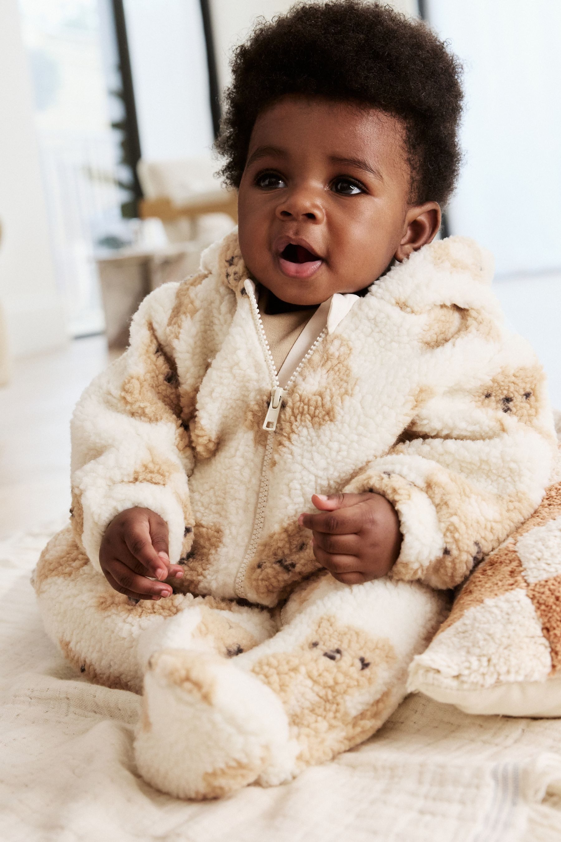 Plüschoverall Borg-Strampler mit durchgehendem Print, Baby Bear