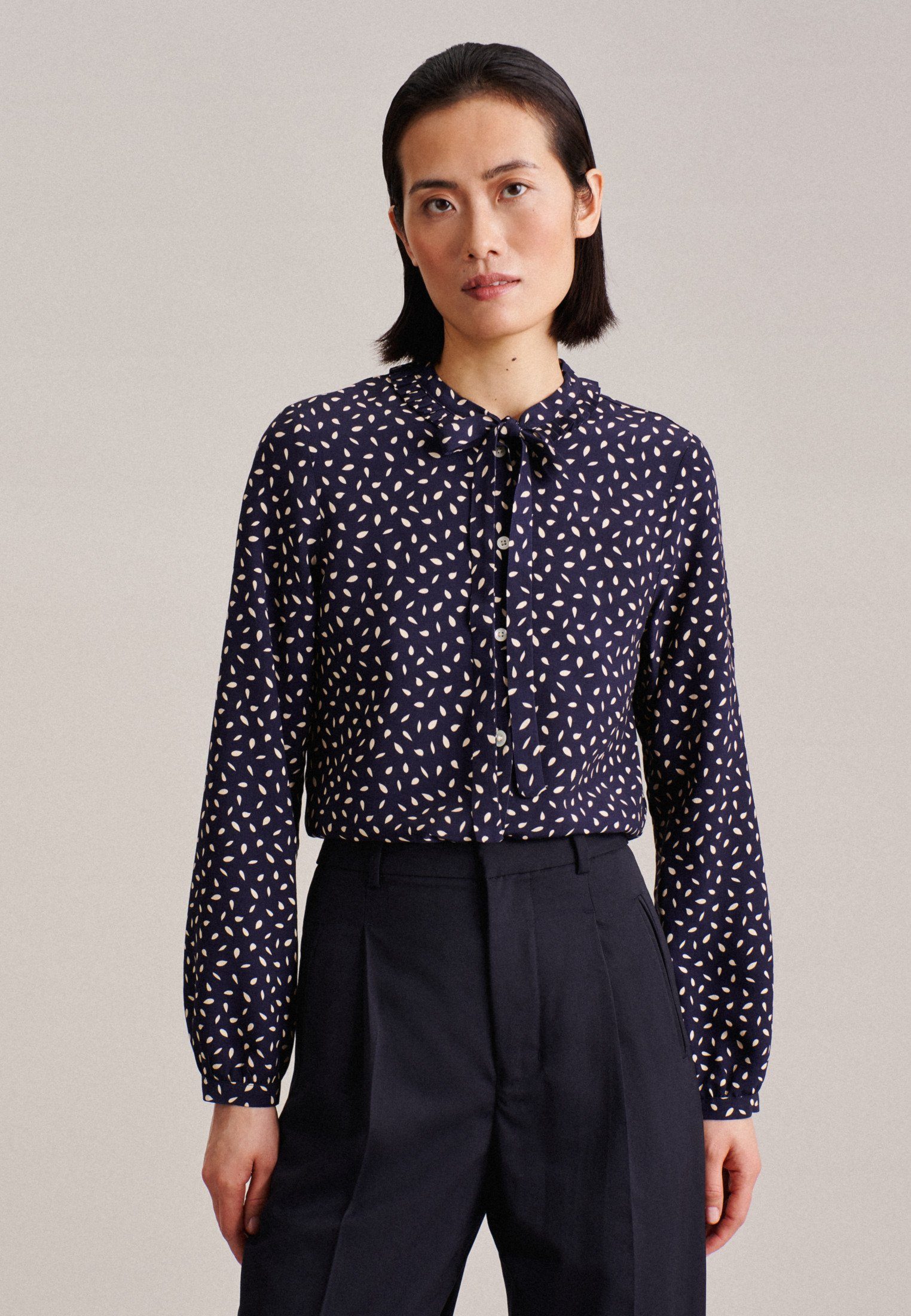 Klassische Bluse Schwarze Rose