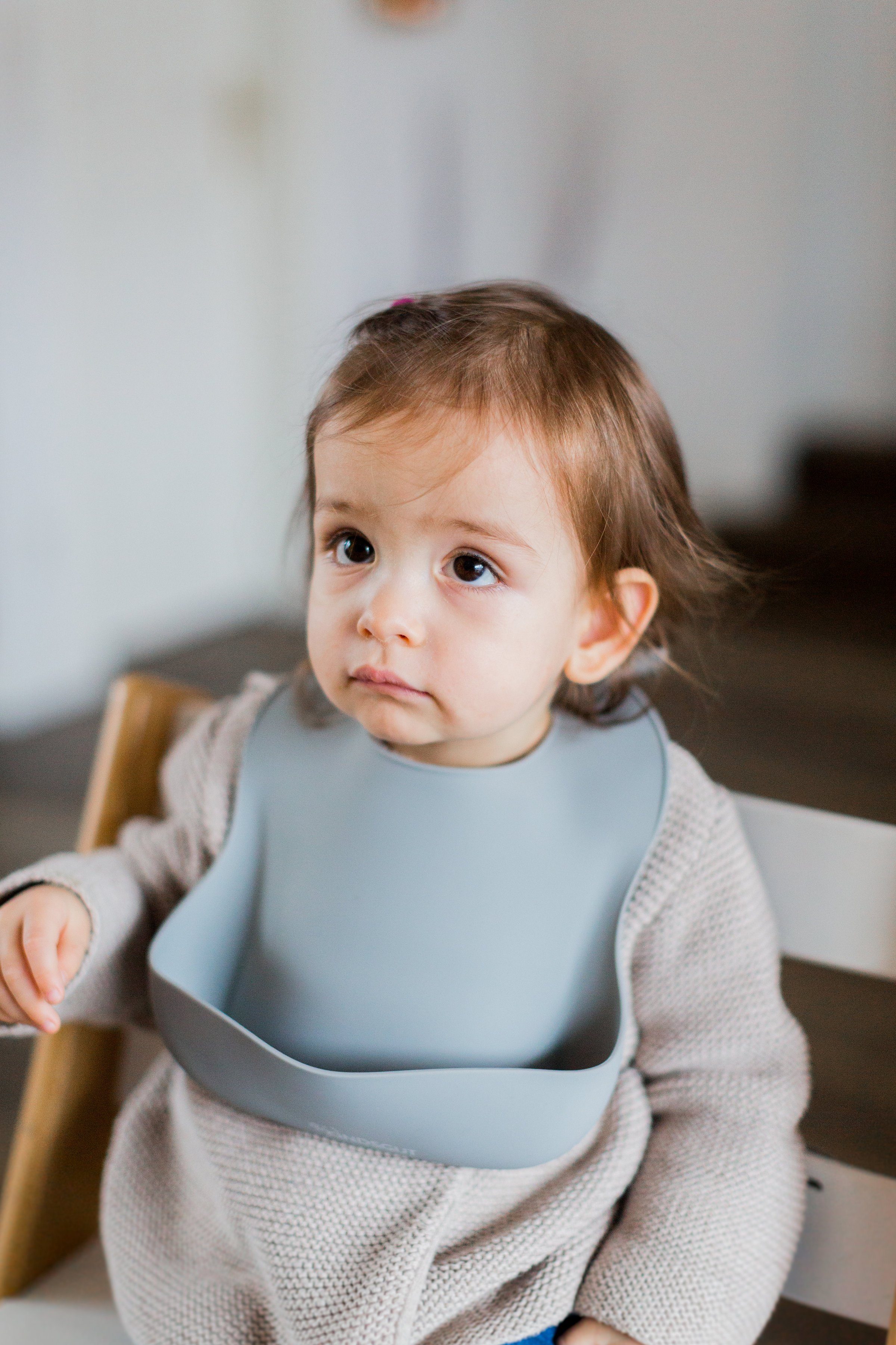 KINDSGUT Lätzchen Silikonlätzchen, (1-St), Tisch-Hilfe, dunkelgrau, BPA-frei, für Babys und Kleinkinder