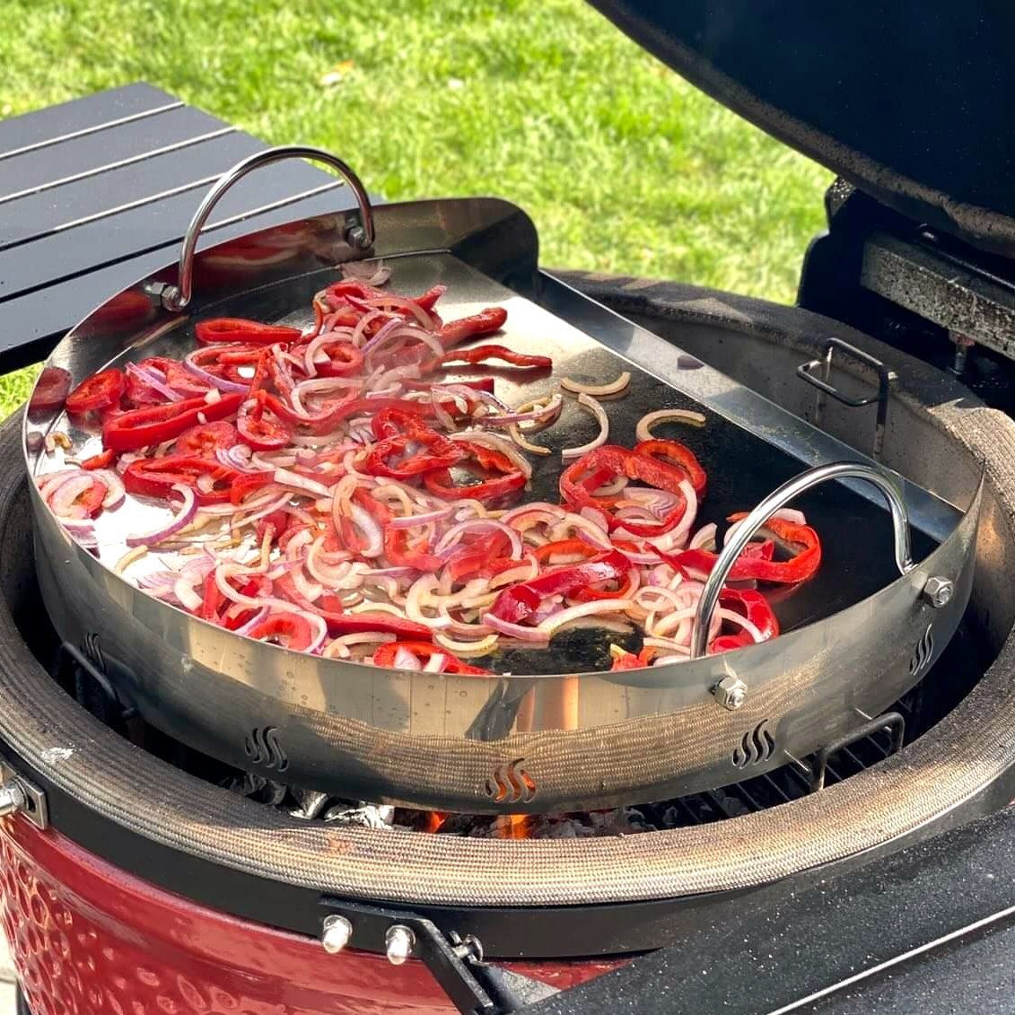 BBQ-Toro Grillplatte Edelstahl Ø 55 cm ideal für 57er Kugelgrill, Plancha für Grill