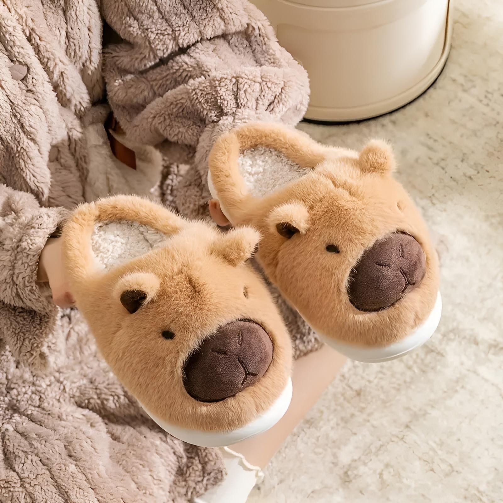 Corimori Flauschige Capybara Pantoffeln Plüsch Hausschuhe (Packung, Geschenk) kuschelig weiche Tierpantoffeln, Plüschhausschuhe mit Gummisohle – Bild 2 von 3