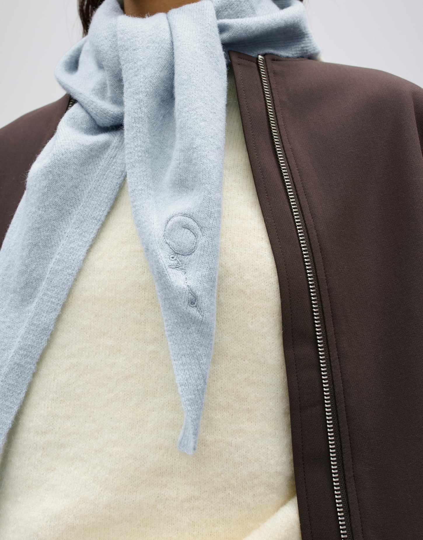 OPUS Schal Awilma scarf aus feinem Strick, Der dezente Mélange-Effekt wirkt weich und selbstverständlich – Bild 3 von 5