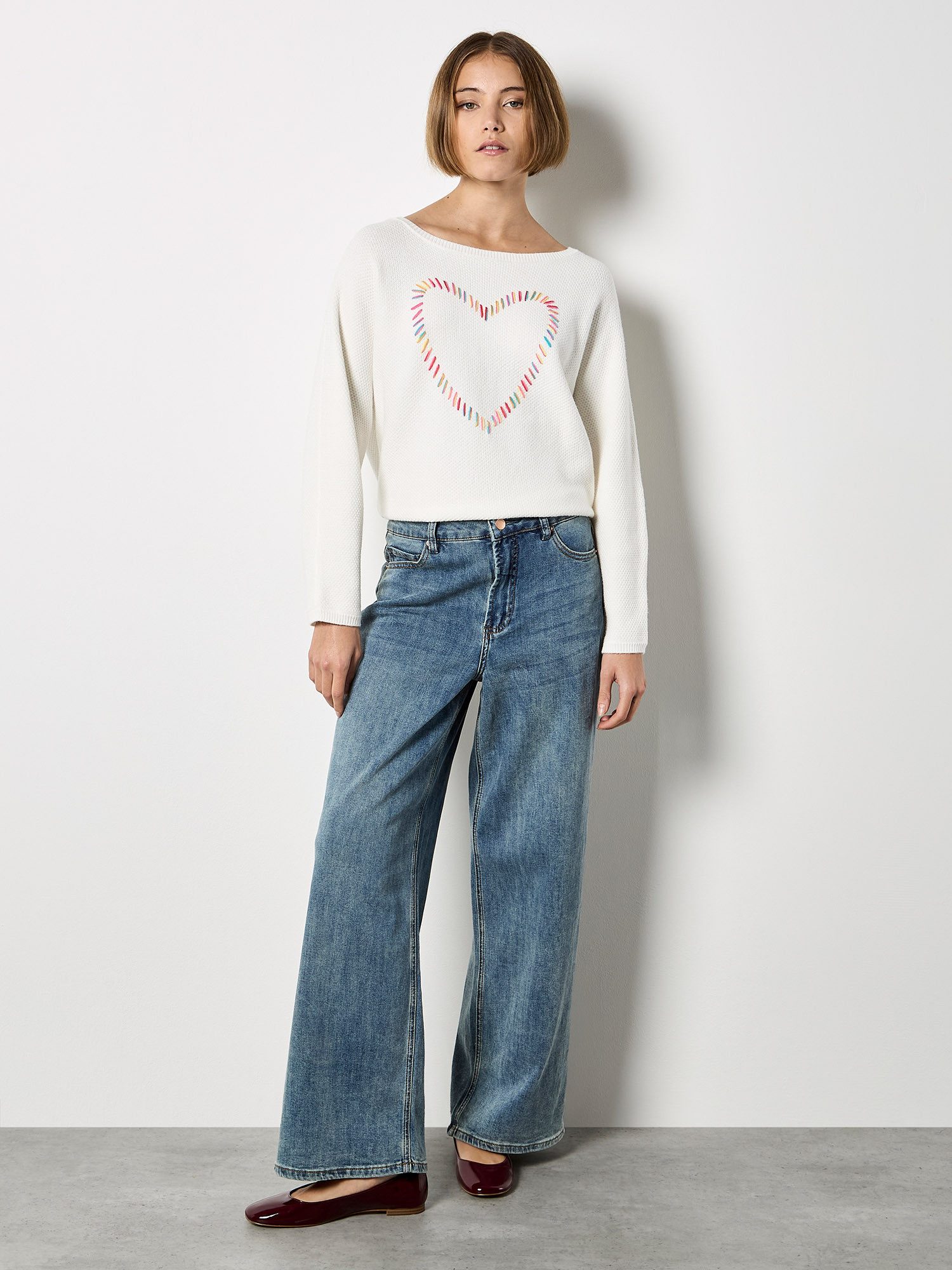 Apricot Rundhalspullover Farbenfroher Pullover mit aufgesticktem Herz Stick günstig online kaufen