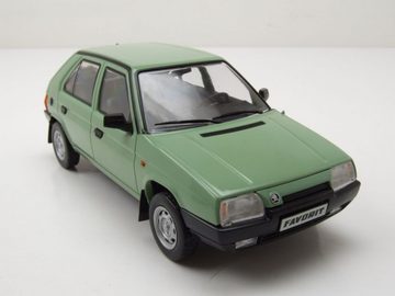 Whitebox Modellauto Skoda Favorit 1987 hellgrün Modellauto 1:24 Whitebox, Maßstab 1:24