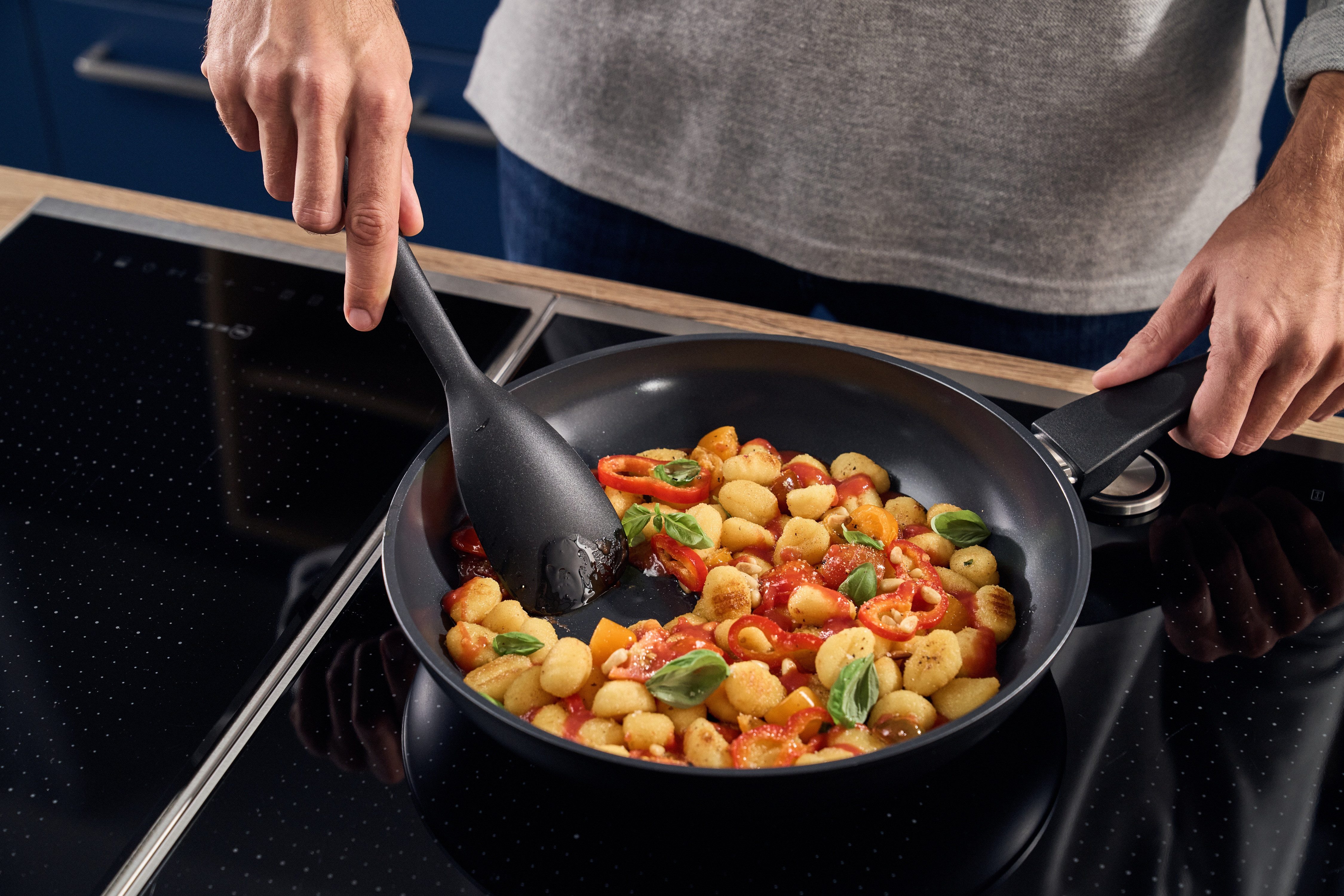HENCKELS by ZWILLING Bratpfanne Sleek, Aluminium (1-tlg), Keramikbeschichtung, Soft-Touch-Griff, leicht, Induktionsgeeignet