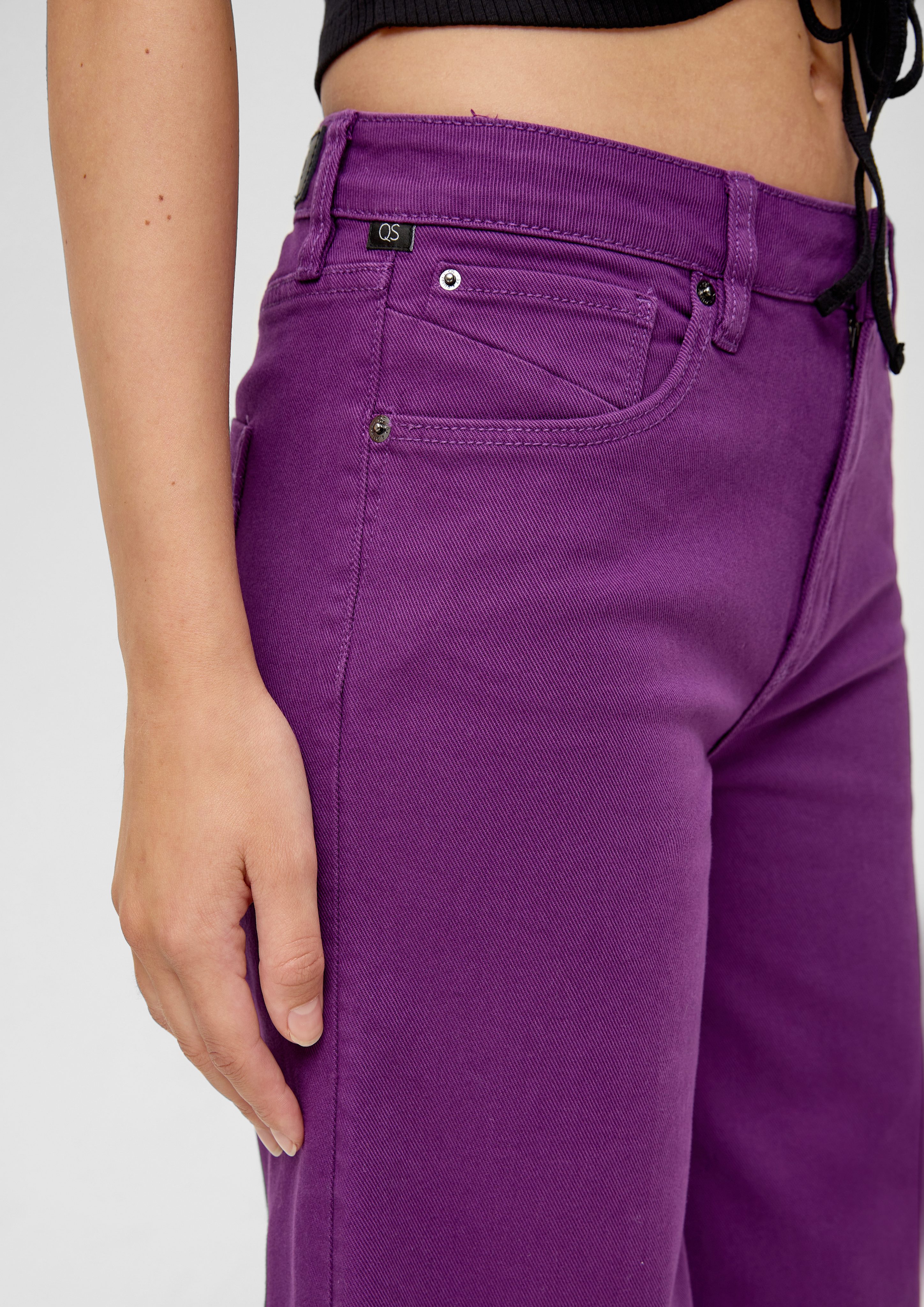 QS Stoffhose Wide High Leg Fit Slim / lila Rise Leder-Patch / Catie Jeans 