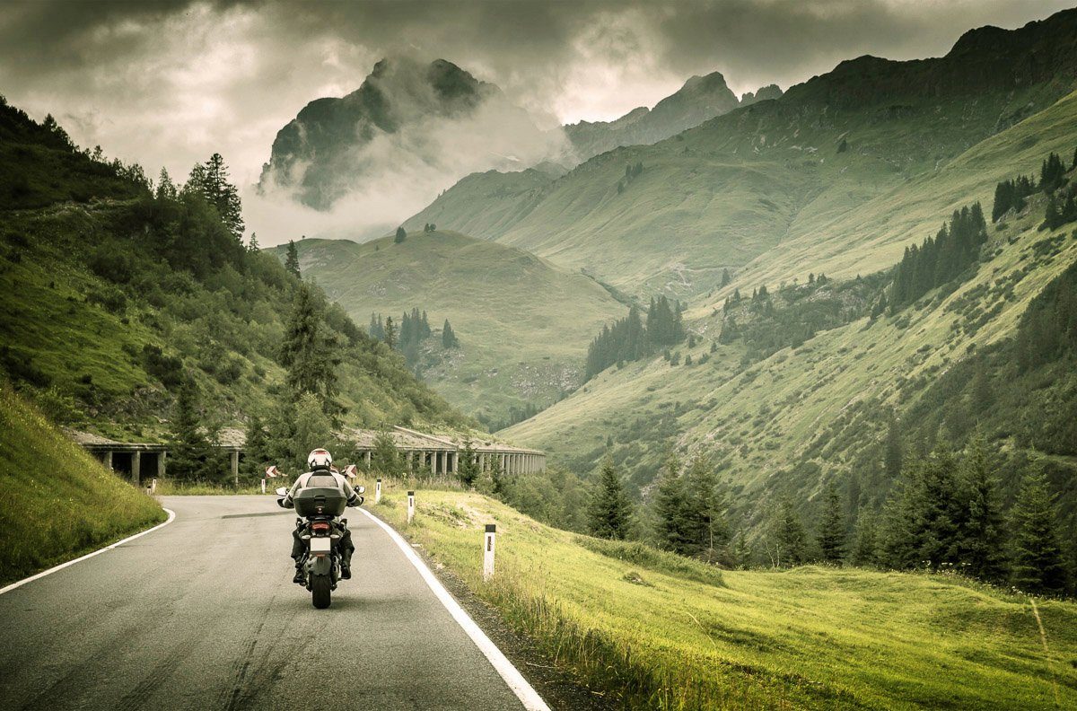 Papermoon Fototapete Motorrad in Landschaft