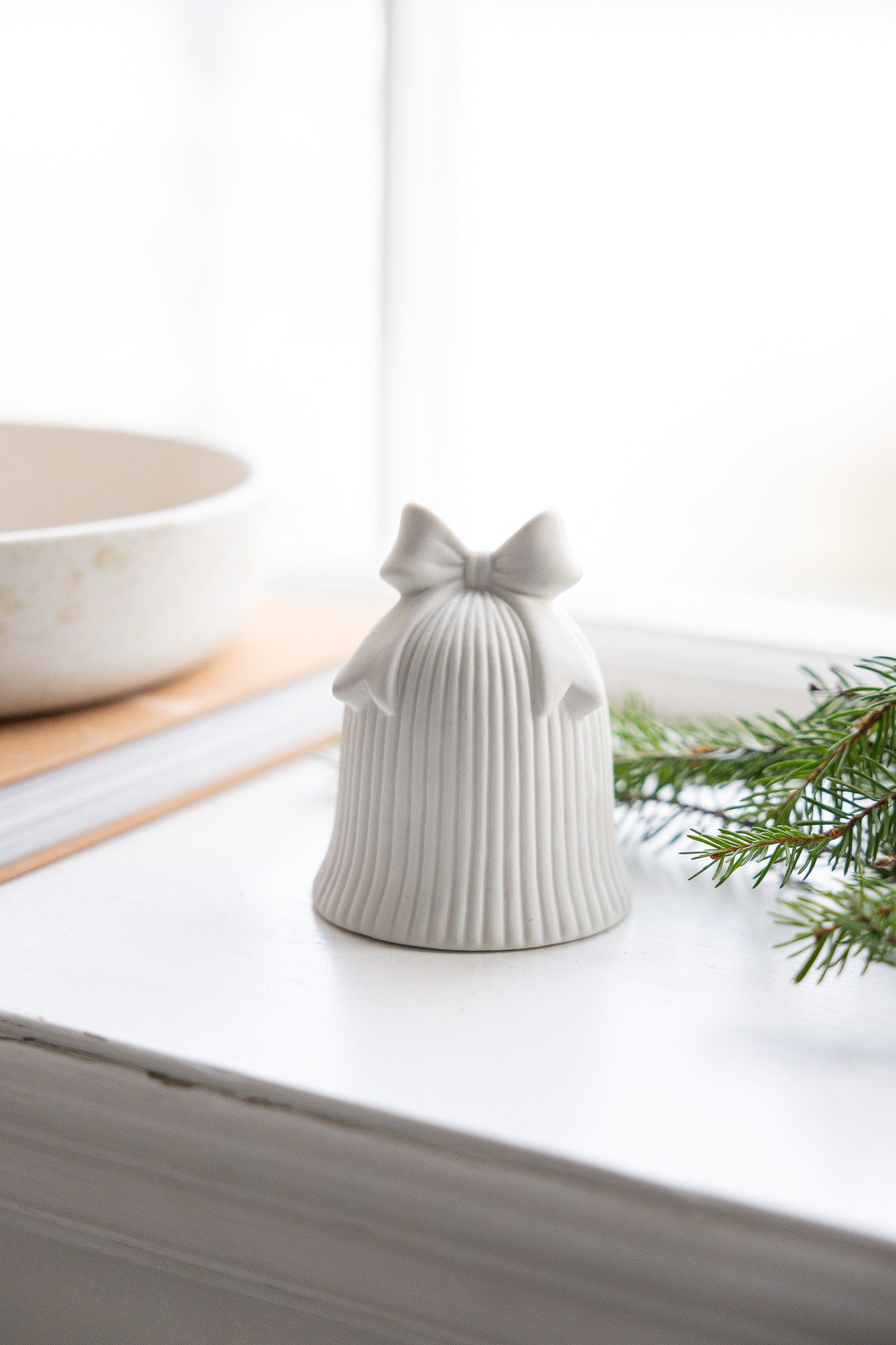 Storefactory Dekoobjekt Deko Glocke matt/weiß Keramik Weihnachtsdeko, Dekofigur aus Keramik