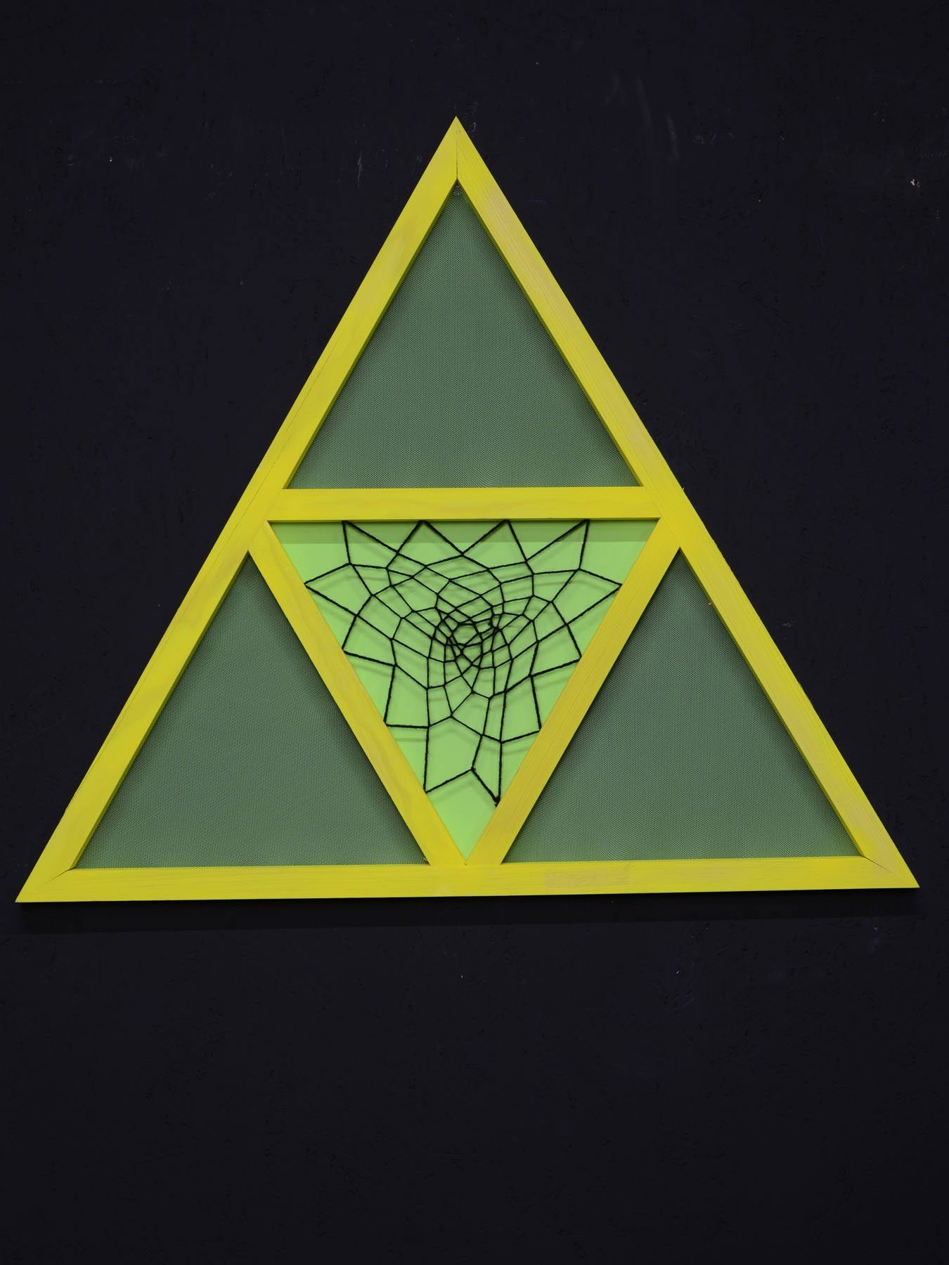 PSYWORK Dekoobjekt Schwarzlicht StringArt Mind Change "Yellow Dreamcatcher Triangle" 65cm, UV-aktiv, leuchtet unter Schwarzlicht