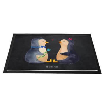 Fußmatte 60 x 90 cm Pinguin Pärchen - Kreidetafel - Geschenk, Hochzeitstag, Sc, Mr. & Mrs. Panda, Höhe: 0.3 mm, Gummirand und Design