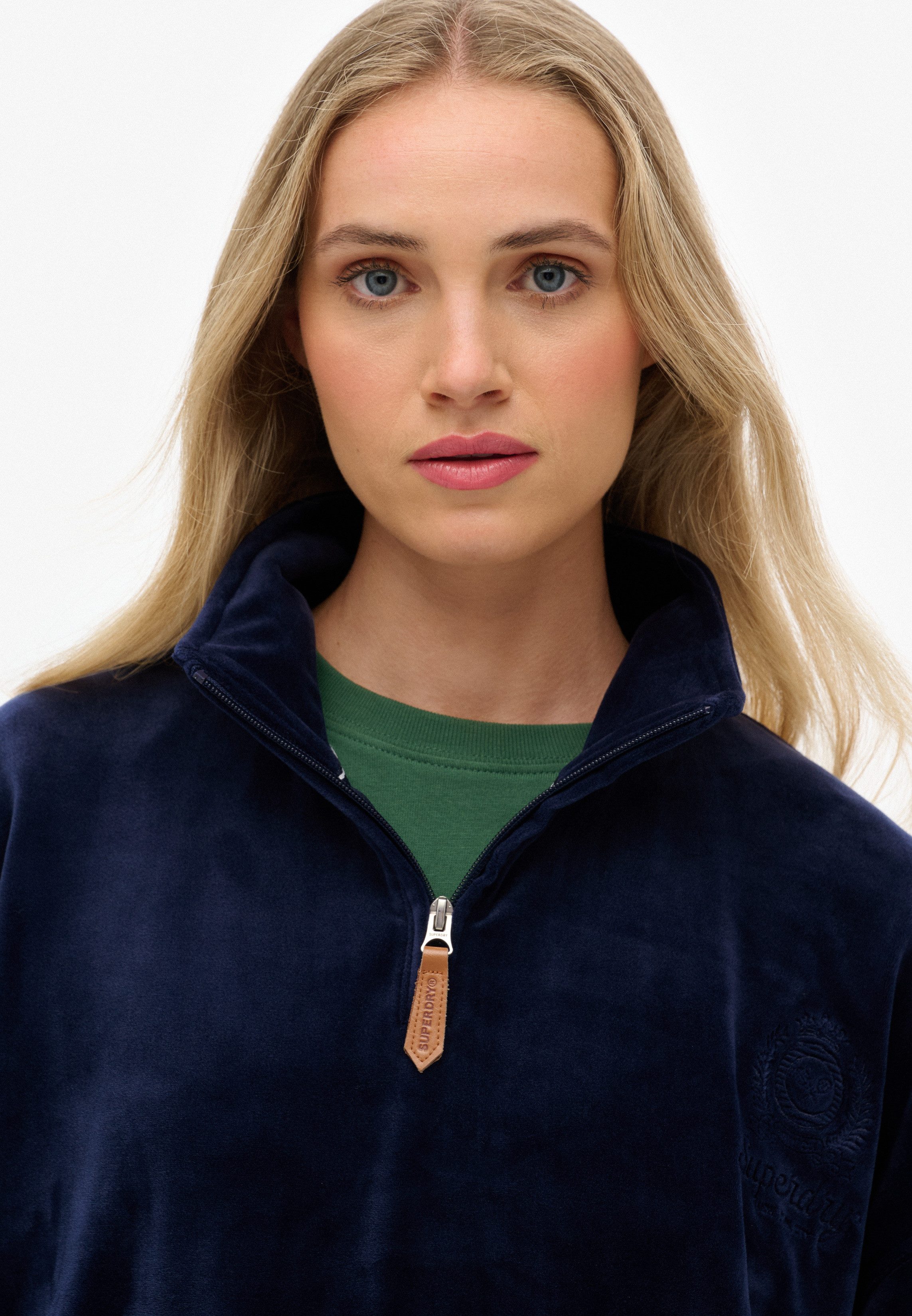 Superdry Sweatshirt COUNTRY CLUB VELOUR 1/4 ZIP Nicki-Qualität, Troyer mit Logo-Brustmotiv – Bild 4 von 5