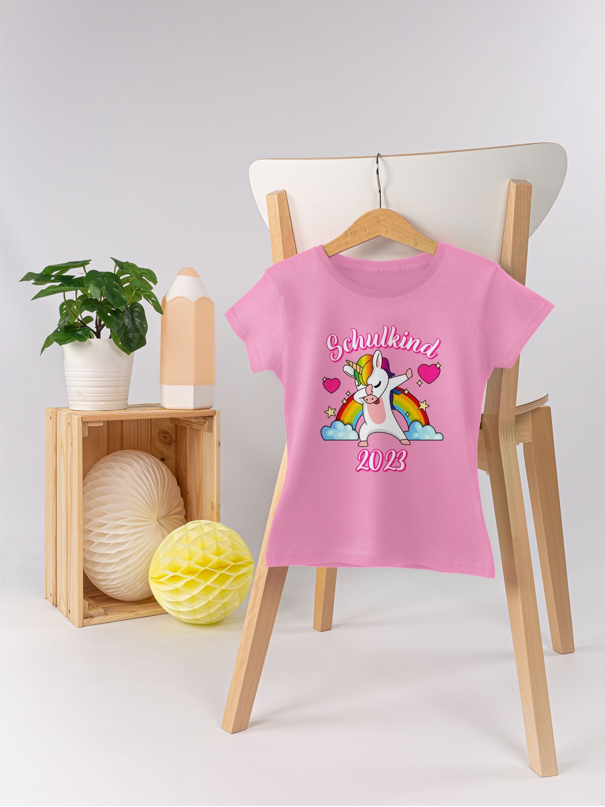Shirtracer Rosa Schulkind Mädchen T-Shirt Einhorn Einschulung 2023 1 Regenbogen dabbendes