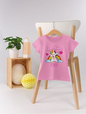Shirtracer T-Shirt »Schulkind 2023 dabbendes Einhorn Regenbogen - Einschulung Mädchen Kleidung - Mädchen Kinder T-Shirt« tshirt einhorn rosa - schulbeginn shirt mädchen - t-shirt schulkind