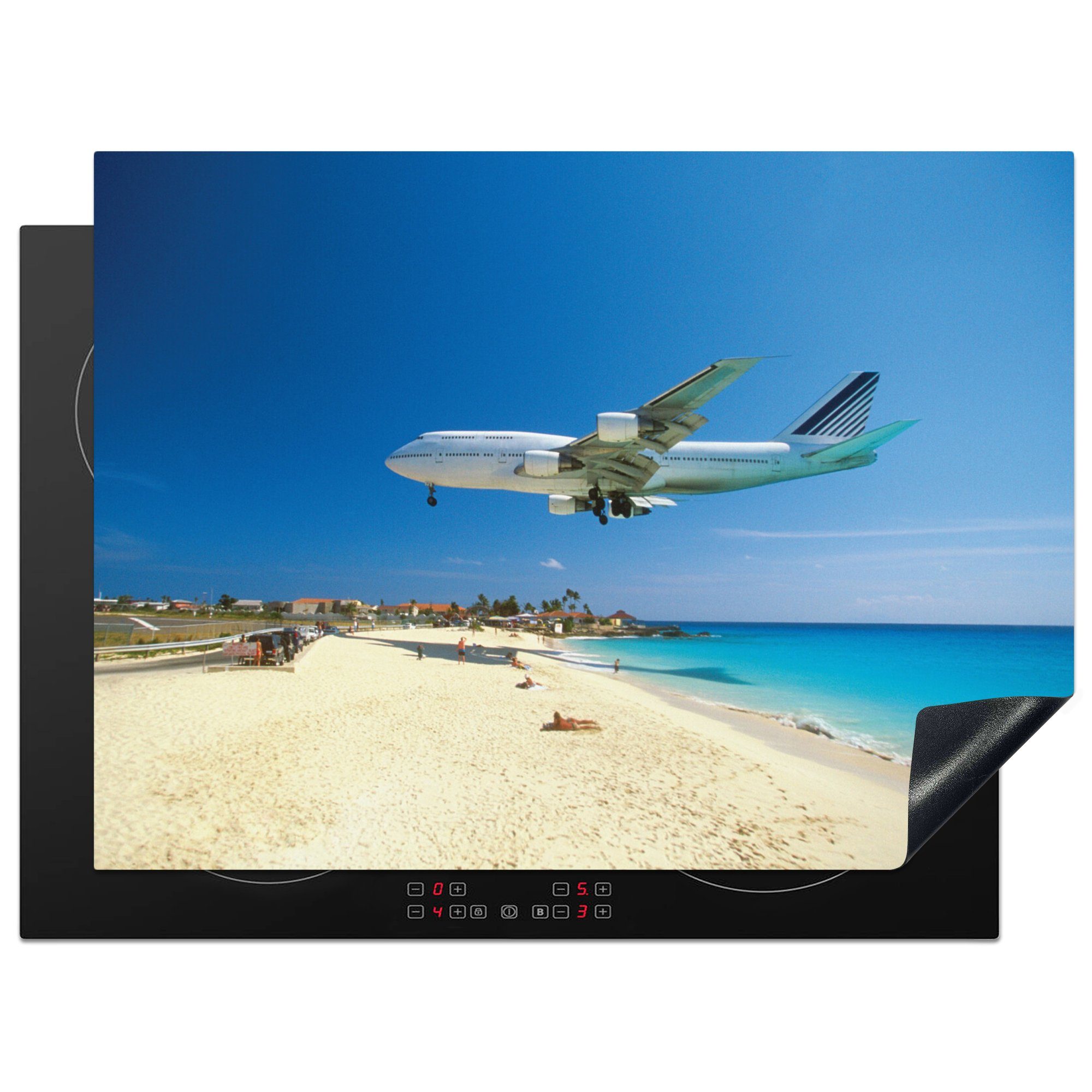 MuchoWow Herdblende-/Abdeckplatte Ein Flugzeug fliegt über den Maho Bay Beach auf Sint Maarten, Vinyl, (1 tlg), 70x52 cm, Mobile Arbeitsfläche nutzbar, Ceranfeldabdeckung