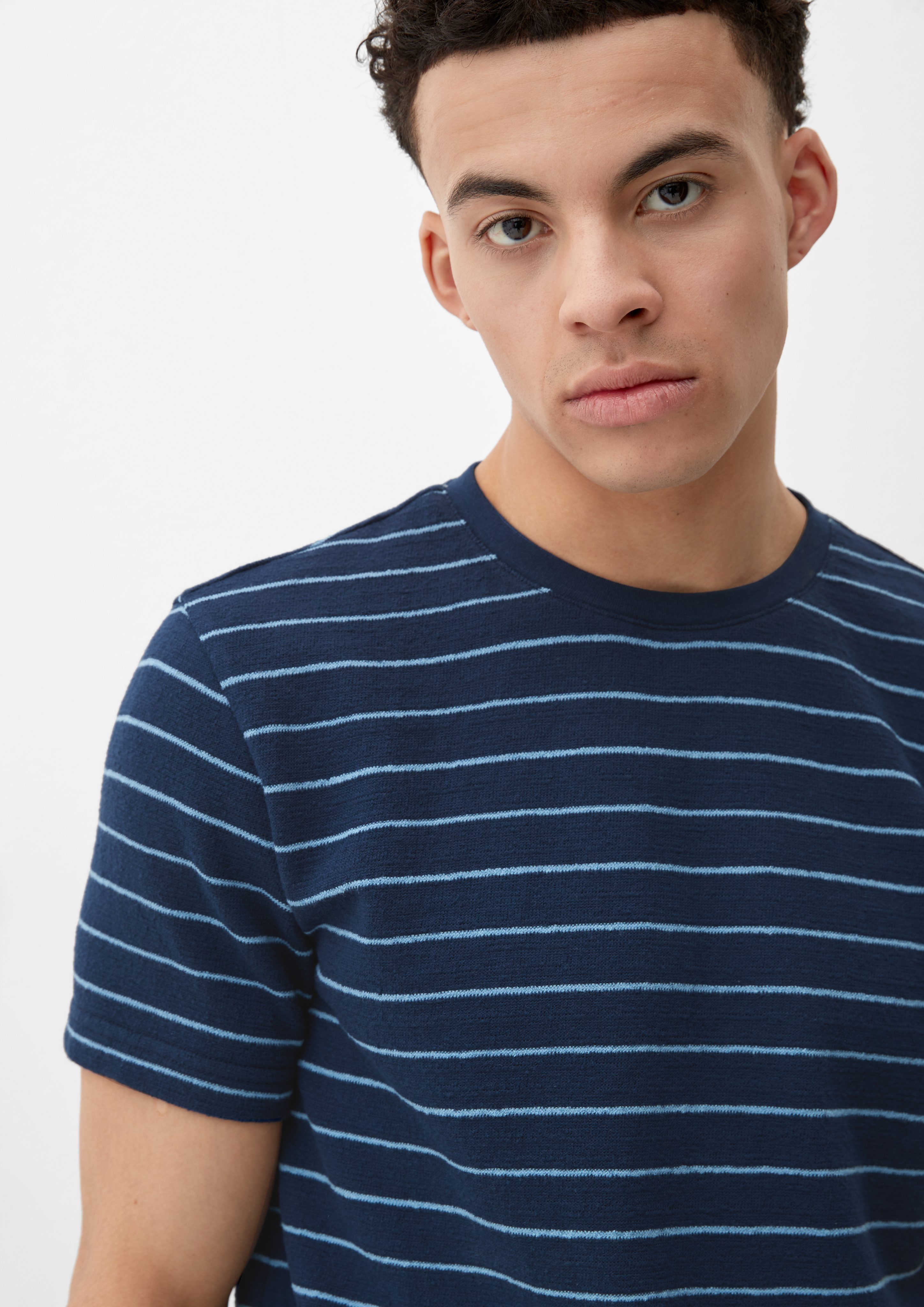 tiefblau T-Shirt QS Baumwoll-Frottee Label-Patch Kurzarmshirt aus