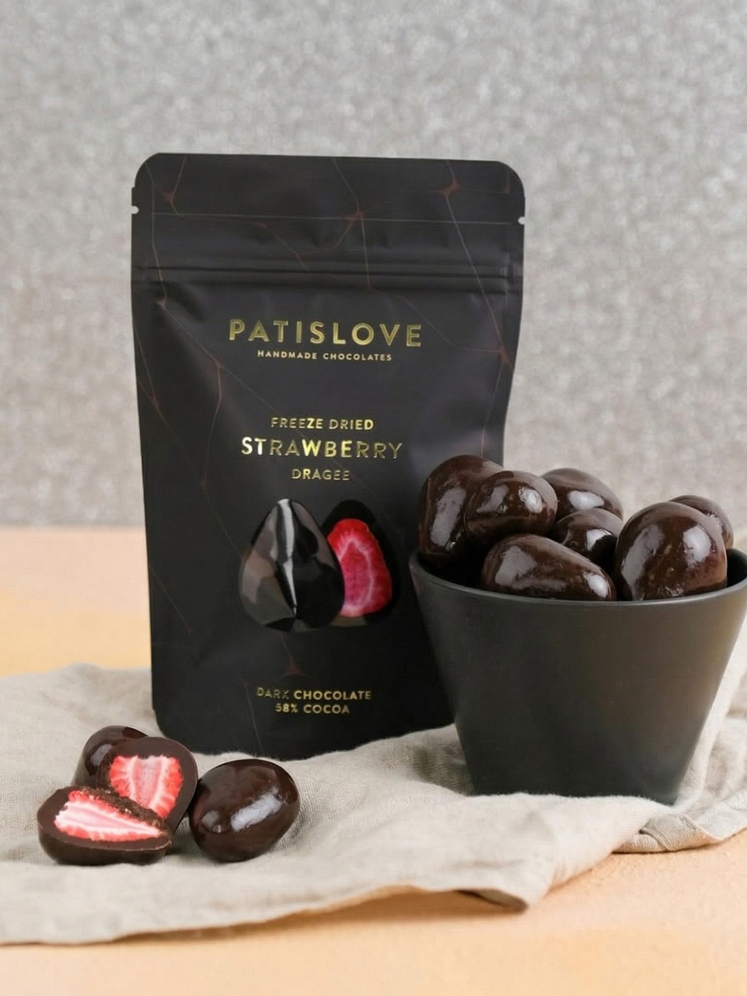 PATISLOVE Schokolade Patislove Gefriergetrocknete Erdbeeren in Zartbitterschokolade, 80g, Ohne künstliche Farbstoffe, 100% echte Frucht. – Bild 4 von 5