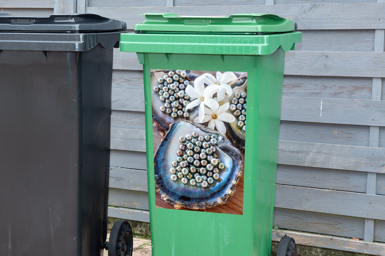St), schwarzen Container, mit Abfalbehälter Mülleimer-aufkleber, Blumen Weiße (1 MuchoWow Austern Wandsticker zwischen Perlen Mülltonne, Sticker,
