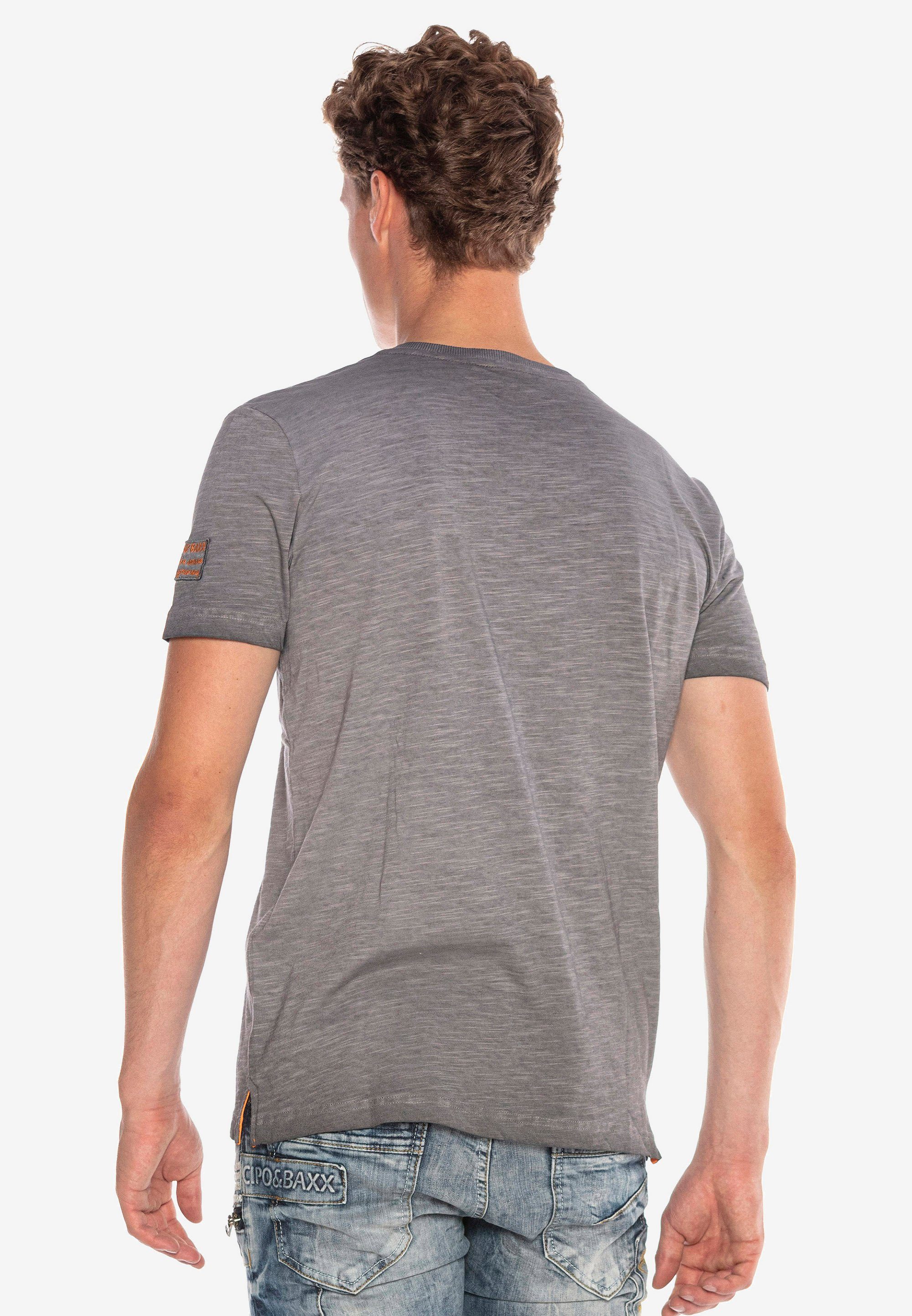 Cipo & Baxx T-Shirt mit anthrazit Logo-Patch kleinem