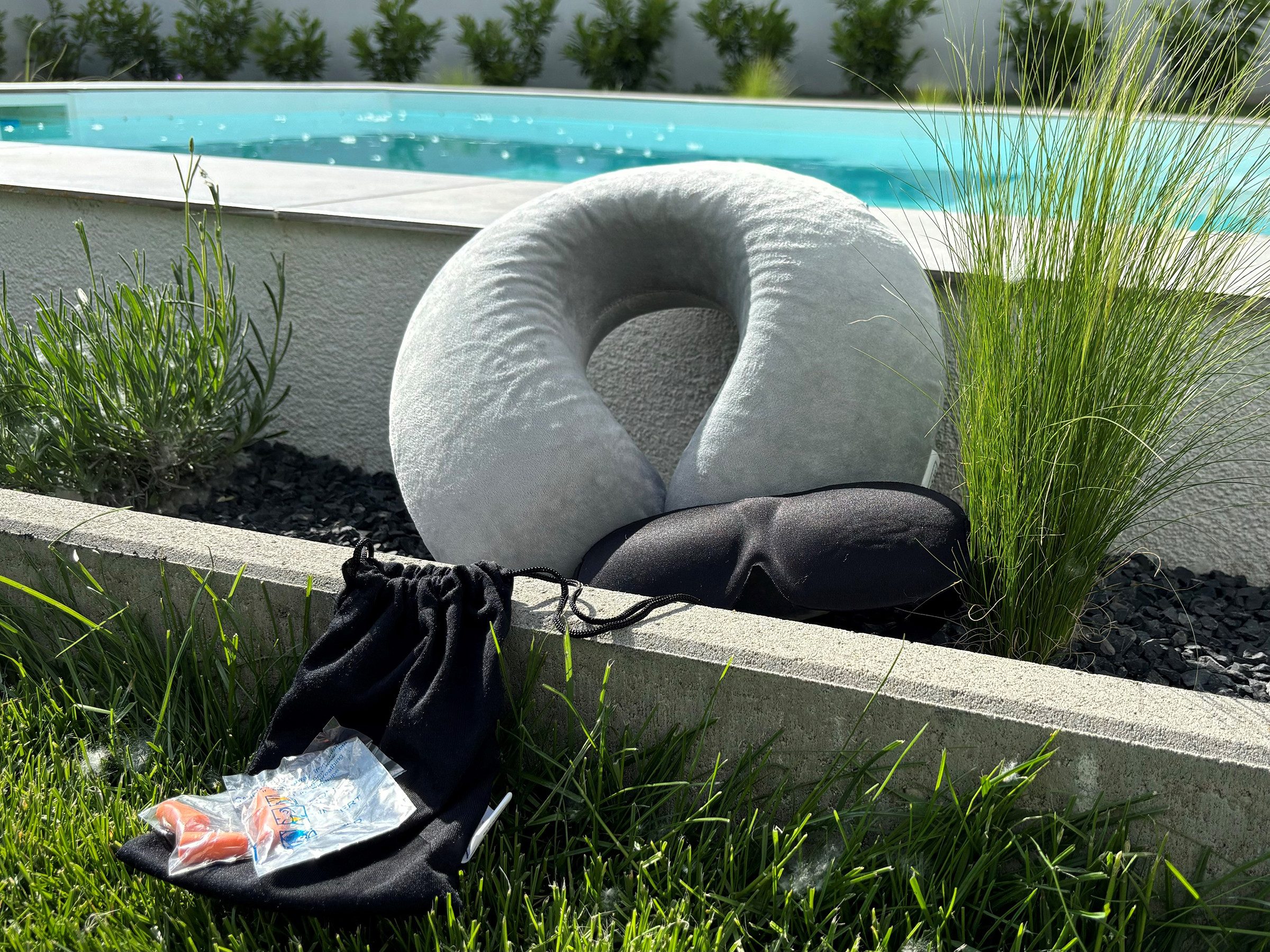 ZOLLNER Schlafmaske, 3D Schlafmaske, 2 Paar Ohrstöpsel, Aufbewahrungsbeutel, Nackenhörnchen