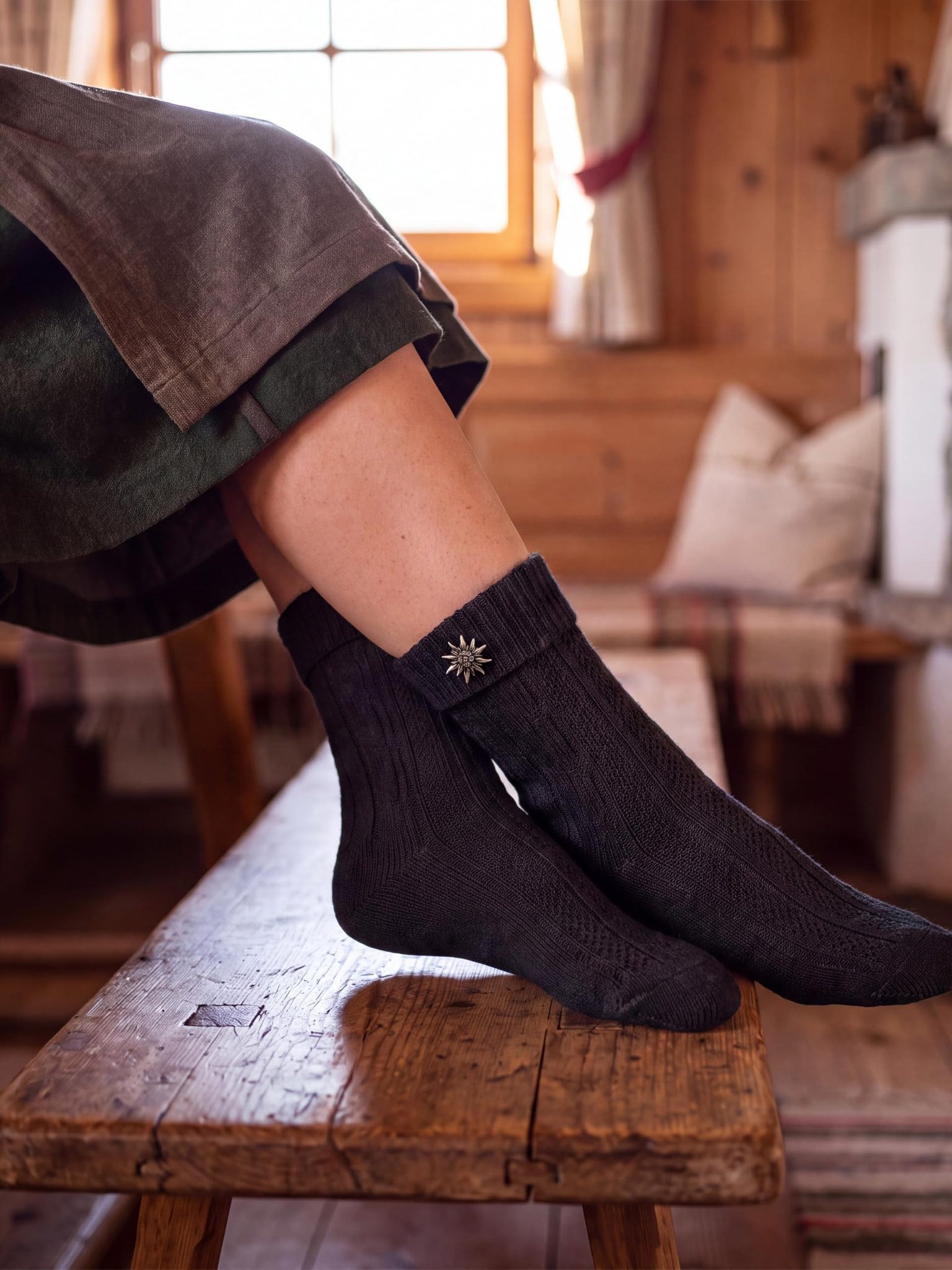 Black Snake Trachtensocken Oktoberfest-Schoppersocken mit Edelweiß-Pin für Damen und Herren (Socken-Set, 2-Paar, Schwarz 43/46) Abnehmbarer Anstecker mit Zopfmu – Bild 5 von 5