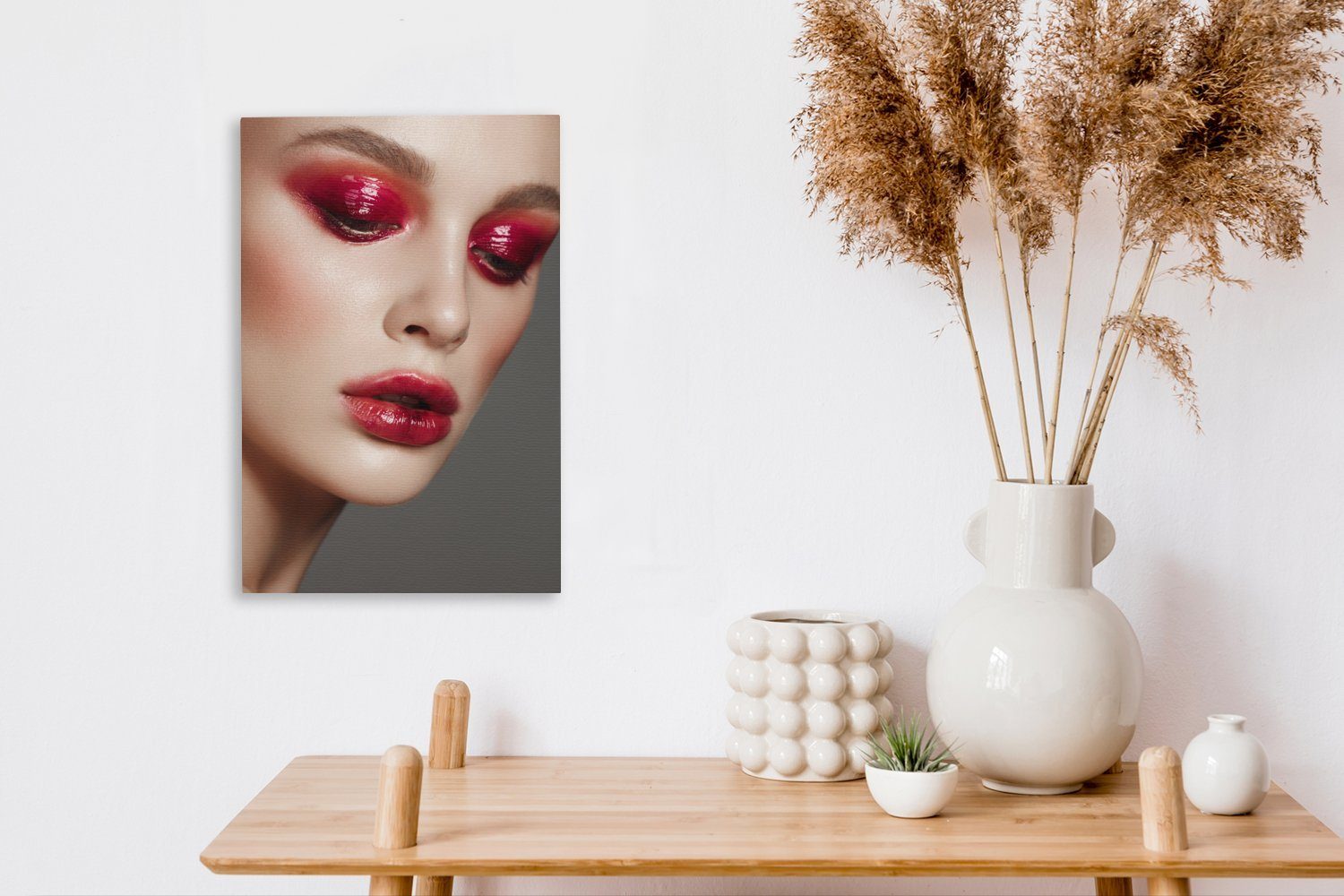 einer Gemälde, bespannt Leinwandbild Zackenaufhänger, inkl. roten mit Frau Augenlidern, und fertig 20x30 St), Bild cm (1 OneMillionCanvasses® Lippen Leinwandbild leuchtend