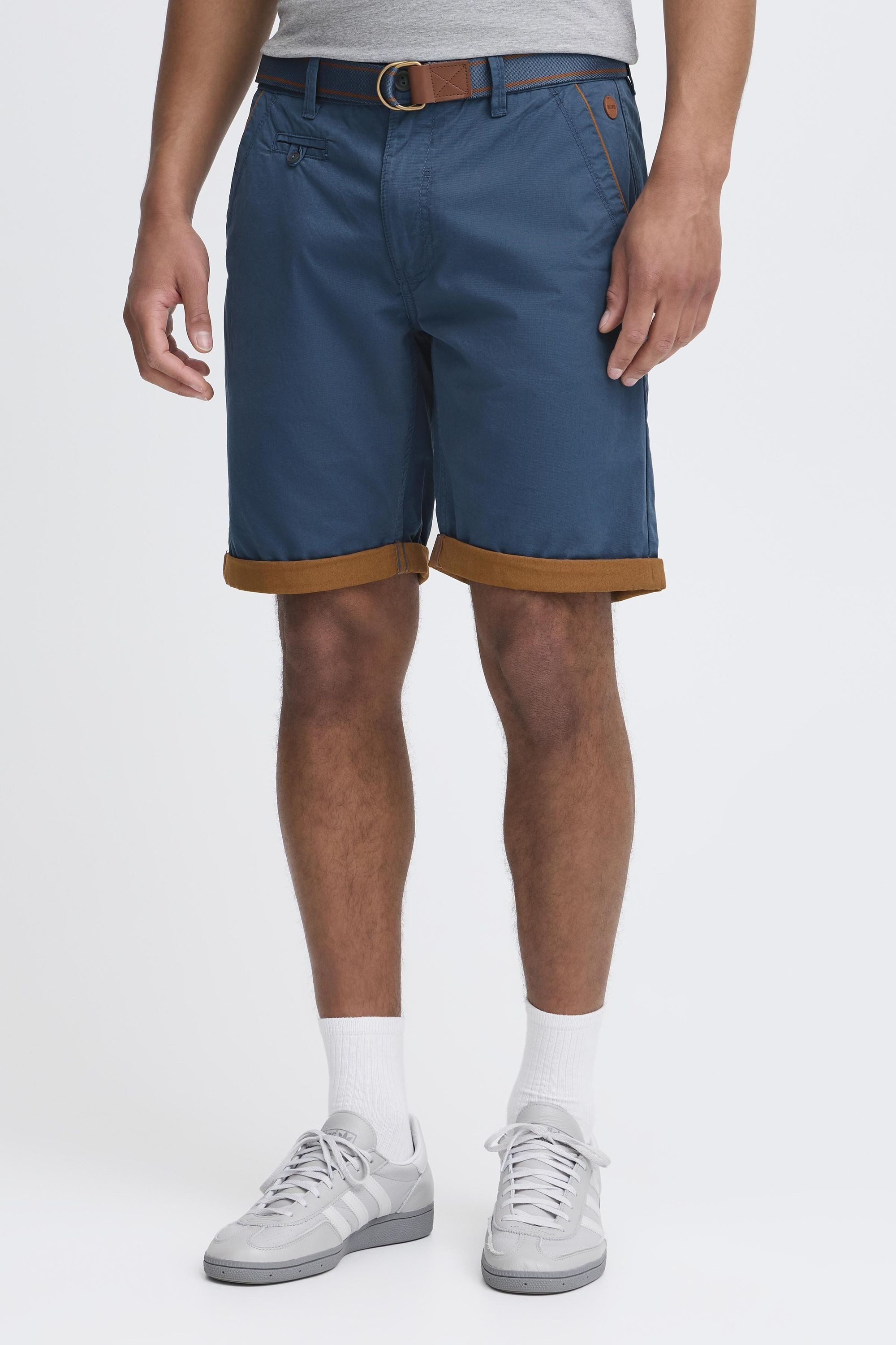 Blend Chinoshorts BHNeji Chino Shorts mit umgeschlagenen Hosenbeinen in Kontrastfarbe