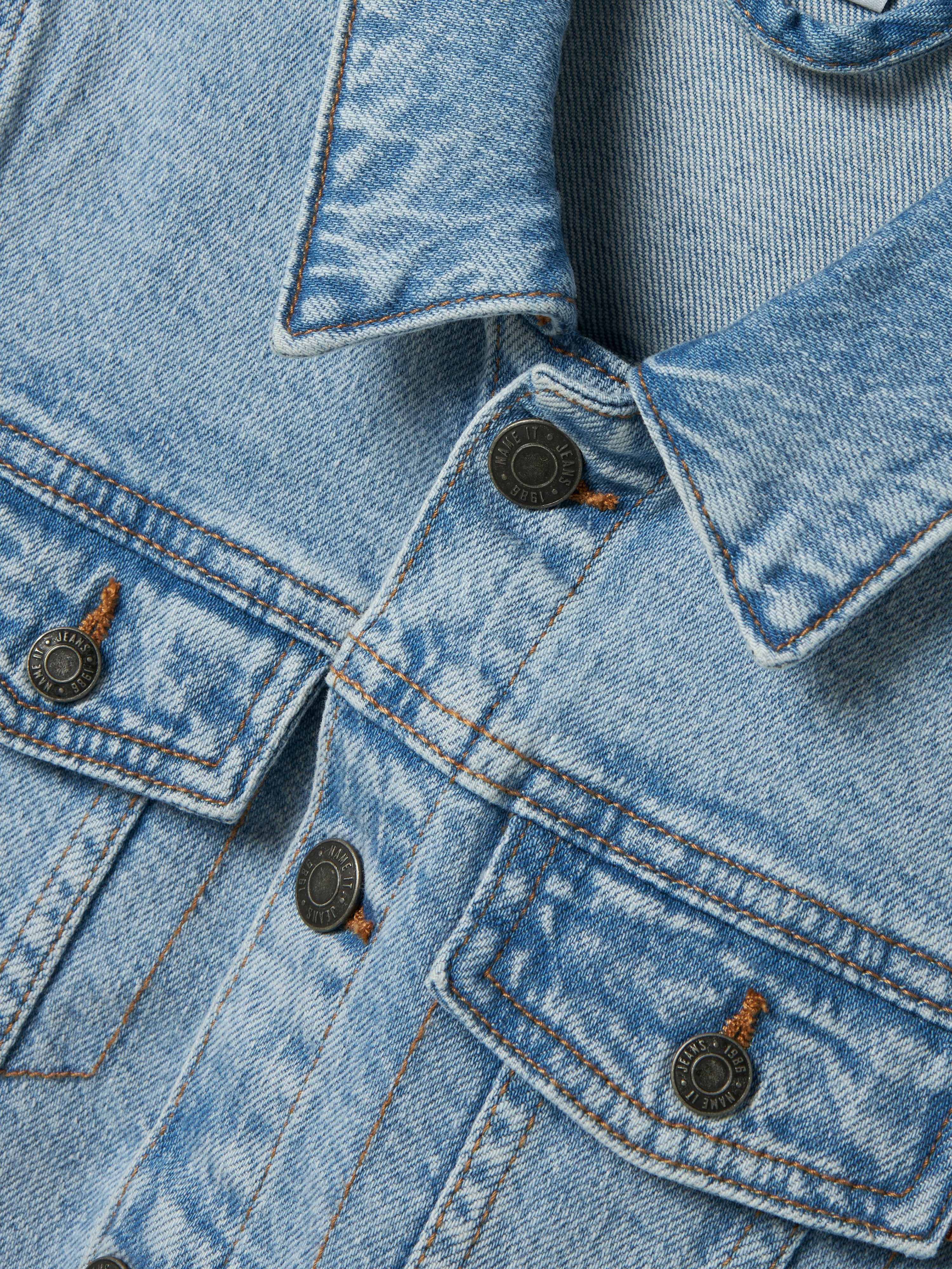 Name It Jeansjacke NKMJAGGER für Jungen mit Brusttaschen und elastischem Denim regular fit, Denim, Abriebeffekte, Umlegekragen – Bild 3 von 5
