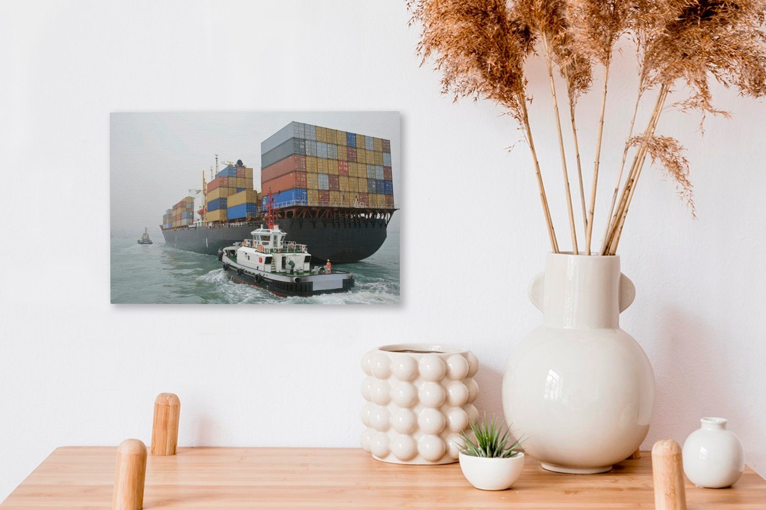 OneMillionCanvasses® Leinwandbild Schlepper Wanddeko, cm St), 30x20 Leinwandbilder, her, Containerschiff (1 neben fährt einem Wandbild Aufhängefertig